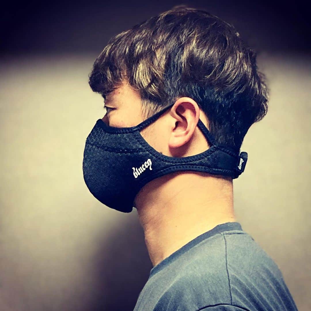 吉田一将さんのインスタグラム写真 - (吉田一将Instagram)「[ATHELETE FACE MASK] 着用サイズ　L 発売日 2/1  通気性に優れたAIR MESHを採用することで鼻呼吸の不快感を低減し、マスク内にこもった熱を循環。立体的に編んだAIR MESHは形状をキープしやすく、運動中の呼吸によって口元に張りつくといった不快感を軽減します。飛沫が飛びにくい口元部分の二重構造は、ウェアとのバランスやその日の気分に合わせてリバーシブルでの着用もアクセントになります。ストレスが掛かりやすい耳部分にはパイピングテープを使用し、ベルクロ付きベルトは止める位置や角度を調節することで様々な顔の形、首の太さにフィット。  スポーツマスクとして、また、洗濯して繰り返し使うものとして必須な速乾性を備え、マスク専用ランドリーポーチが付属しています。  @blueeq_eqjapan  #blueeq #ブルイク #athletefacemask #sportsmask #スポーツマスク #4枚目必見 #誰が首長いや #首長いと思った方はストーリーに載せて下さい #タグ付けもよろしくです #それ以上でもそれ以下でもない」1月23日 17時13分 - y.kazumasa_
