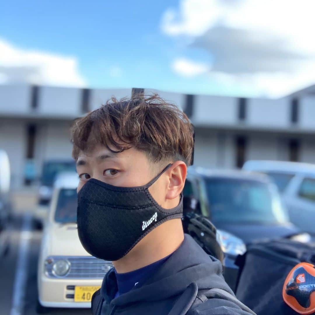 吉田一将さんのインスタグラム写真 - (吉田一将Instagram)「[ATHELETE FACE MASK] 着用サイズ　L 発売日 2/1  通気性に優れたAIR MESHを採用することで鼻呼吸の不快感を低減し、マスク内にこもった熱を循環。立体的に編んだAIR MESHは形状をキープしやすく、運動中の呼吸によって口元に張りつくといった不快感を軽減します。飛沫が飛びにくい口元部分の二重構造は、ウェアとのバランスやその日の気分に合わせてリバーシブルでの着用もアクセントになります。ストレスが掛かりやすい耳部分にはパイピングテープを使用し、ベルクロ付きベルトは止める位置や角度を調節することで様々な顔の形、首の太さにフィット。  スポーツマスクとして、また、洗濯して繰り返し使うものとして必須な速乾性を備え、マスク専用ランドリーポーチが付属しています。  @blueeq_eqjapan  #blueeq #ブルイク #athletefacemask #sportsmask #スポーツマスク #4枚目必見 #誰が首長いや #首長いと思った方はストーリーに載せて下さい #タグ付けもよろしくです #それ以上でもそれ以下でもない」1月23日 17時13分 - y.kazumasa_