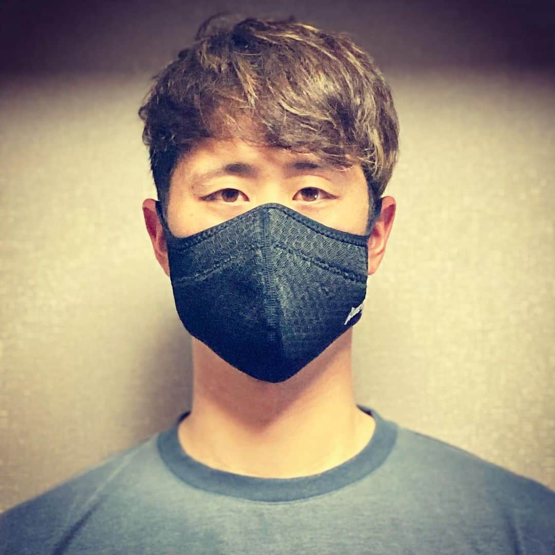 吉田一将さんのインスタグラム写真 - (吉田一将Instagram)「[ATHELETE FACE MASK] 着用サイズ　L 発売日 2/1  通気性に優れたAIR MESHを採用することで鼻呼吸の不快感を低減し、マスク内にこもった熱を循環。立体的に編んだAIR MESHは形状をキープしやすく、運動中の呼吸によって口元に張りつくといった不快感を軽減します。飛沫が飛びにくい口元部分の二重構造は、ウェアとのバランスやその日の気分に合わせてリバーシブルでの着用もアクセントになります。ストレスが掛かりやすい耳部分にはパイピングテープを使用し、ベルクロ付きベルトは止める位置や角度を調節することで様々な顔の形、首の太さにフィット。  スポーツマスクとして、また、洗濯して繰り返し使うものとして必須な速乾性を備え、マスク専用ランドリーポーチが付属しています。  @blueeq_eqjapan  #blueeq #ブルイク #athletefacemask #sportsmask #スポーツマスク #4枚目必見 #誰が首長いや #首長いと思った方はストーリーに載せて下さい #タグ付けもよろしくです #それ以上でもそれ以下でもない」1月23日 17時13分 - y.kazumasa_