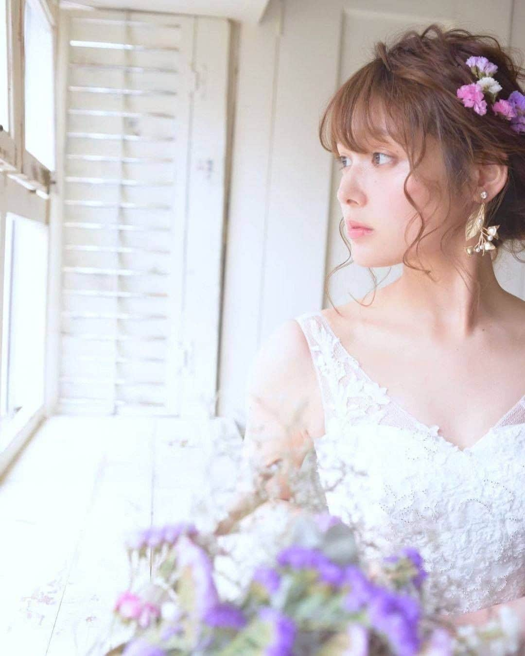 ♡プラコレWedding·⋆*さんのインスタグラム写真 - (♡プラコレWedding·⋆*Instagram)「@placolewedding【#DRESSY花嫁 】 【#プラコレ】をつけて投稿&フォローしてね♩ . ＝＝＝＝＝＝＝＝ . 人気ヘアメイクアーティスト @stack.chiho さんによる 上品で愛らしい 【フラワーアレンジ】特集✨ >カバーはアネモネ×シニヨン♡ . ヘア迷子さんはぜひ参考にしてみて＊ . 💐Photo by... @stack.chihoさん . ＝＝＝＝＝＝＝＝ 『#DRESSY花嫁』『#プラコレ』の ハッシュタグをつけて写真をUPしてね✦ 花嫁アプリ『DRESSY by プラコレ』の 記事に掲載＆リグラムされるかも♩ . みなさまからのいいねや保存 コメントをお待ちしています♥ 「このウェディングドレス可愛い！」 「ヘアスタイルも気になる！！」 「今の花嫁さんの流行りは！？」etc. . ＝＝＝＝＝＝＝＝ 花嫁アプリでは、 プロのアドバイザーに結婚式の相談を何度でも♡ ウェディングドレスの記事や、 自分のウェディングレポを残せちゃう♡” . ＞＞＞TOPのURLからcheck ⋈ @placolewedding ＞＞＞結婚のご相談は プラコレウェディングアドバイザーへ♡ @wedding_adviser ＞＞＞ウェディングレポを残したいなら、 farny by プラコレをcheck ✎ @farny_wedding ＞＞＞ウェディングアイデア＆DIYは ドレシーアイデアcheck ❁ @dressy_idea >>>素敵なドレスに出会いたい花嫁さま♡ @dressyonline_をcheck . ＝＝＝＝＝＝＝＝＝＝＝＝＝＝＝＝ . #プレ花嫁 #卒花 #花嫁 #卒花嫁 #結婚 #結婚式 #結婚準備 #花嫁準備 #weddingtbt #2021冬婚 #2021春婚 #シニヨンヘア #編みおろしヘア #フラワーヘアアレンジ #アネモネ #ヘアアレンジ #花嫁コーディネート #花嫁ヘア #結婚式髪型 #結婚式ヘアメイク #前撮りヘアメイク #花嫁コーデ #ウエディングヘア #お色直し #結婚式ヘア #ブライダルヘアメイク」1月23日 17時05分 - placole_dressy