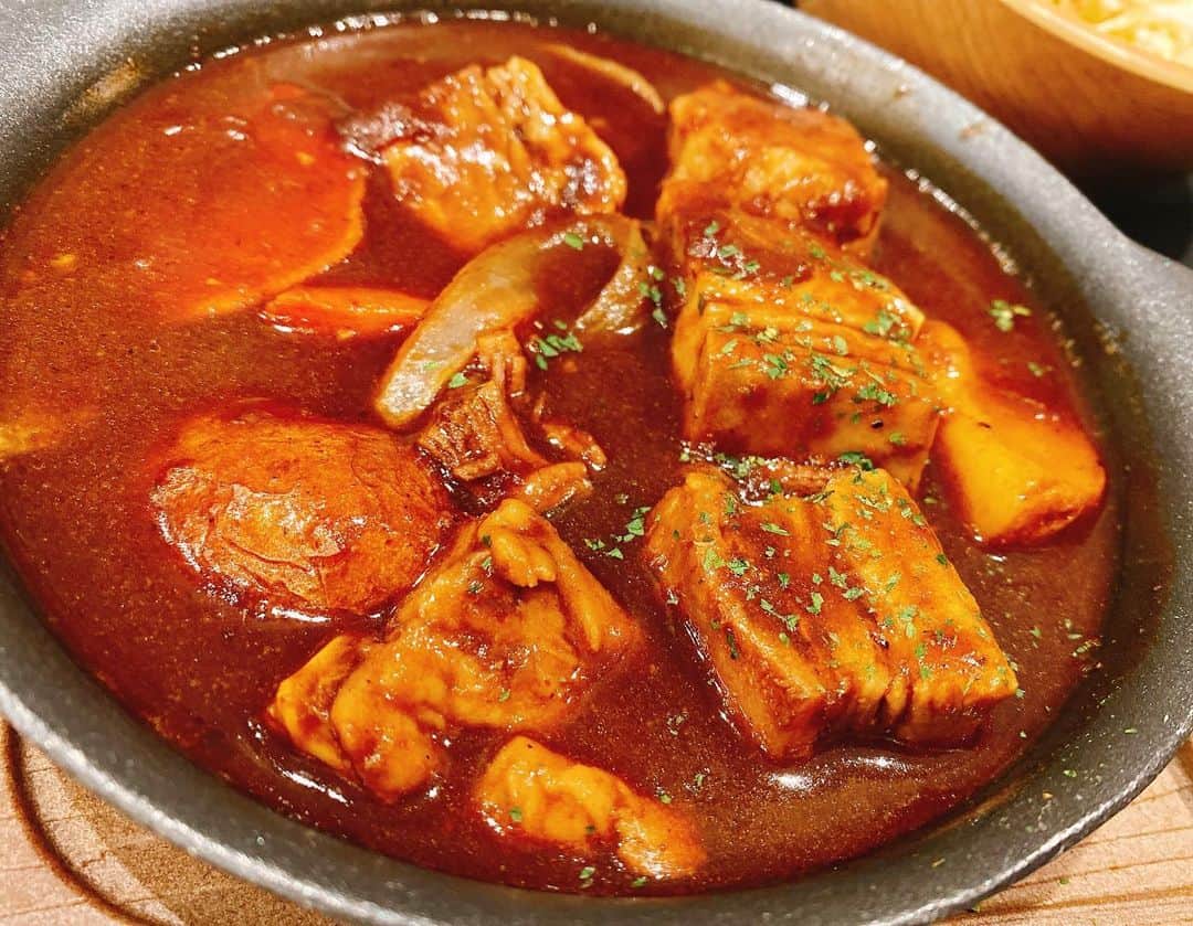 のインスタグラム：「新しいカレー店ができたのかな？とフラッと入ってみたら、松屋のカレー専門店「マイカリー食堂」でした！ 🍛 煮込みダブルビーフカレーを注文。メニューも豊富で、松屋のカレーは好きなので、これはことあるごとにハマりそう…🤤 🍛 #マイカリー食堂 #松屋 #カレー」