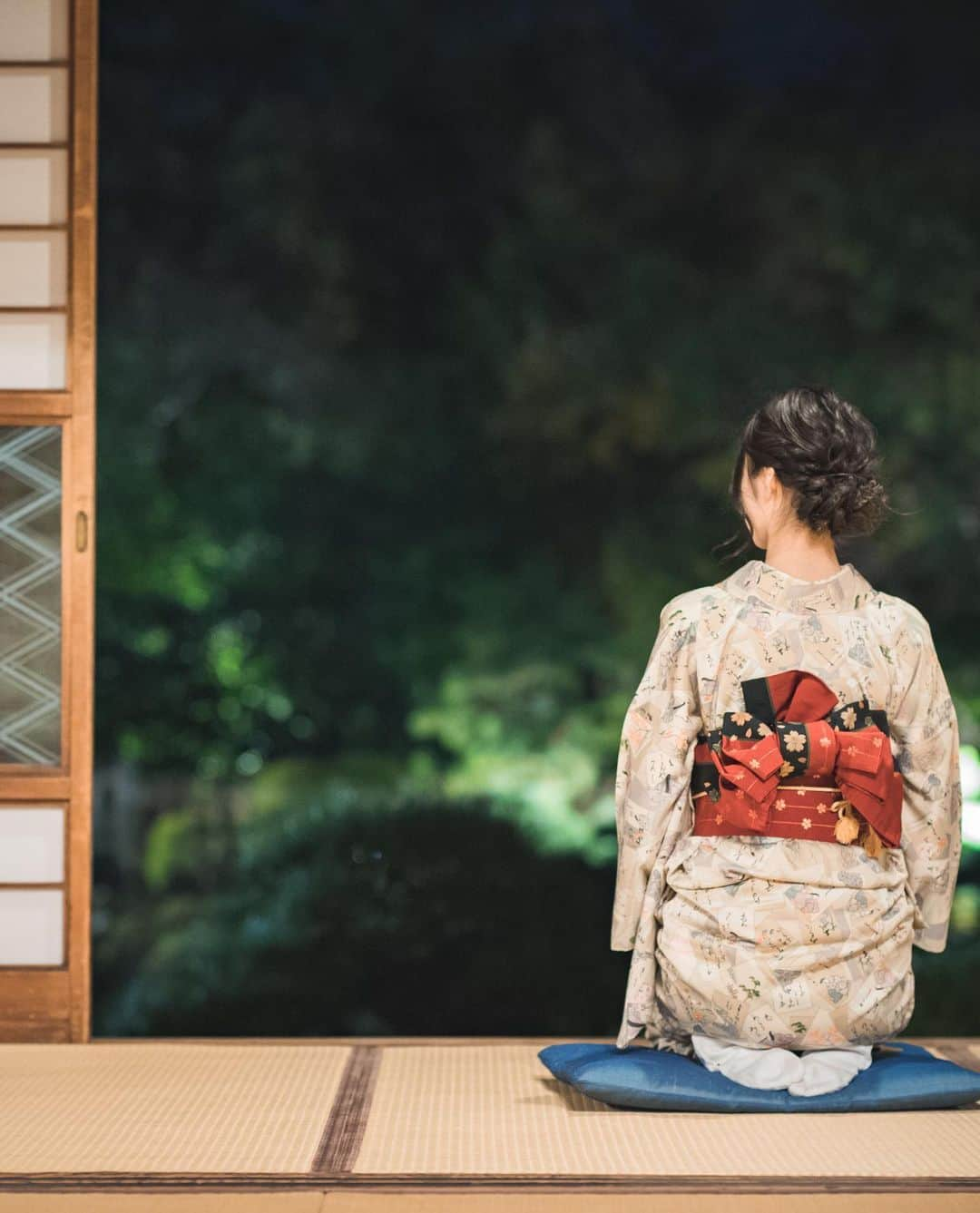 柳川藩主立花邸御花 | Yanagawa Ohanaさんのインスタグラム写真 - (柳川藩主立花邸御花 | Yanagawa OhanaInstagram)「﻿ 御花は国指定名勝の中で珍しく、﻿ 見学だけでなく宿泊ができる場所です。﻿ ﻿ 国指定名勝は通常火気厳禁なのですが、﻿ 名勝に認定する前からこの7000坪の敷地、松濤園と歴史的建造物を守るために、﻿ 料亭旅館の前身として営業をしていたため、﻿ それすらも歴史であると認められたためでした。﻿ ﻿ そんな歴史を積み重ねて守り抜かれるこの場所。もう少し安全な世界になりましたらぜひ遊びに来てください。﻿ ﻿ #柳川藩主立花邸御花﻿ #御花#柳川#ohana﻿ #yanagawa #fukuoka﻿ #立花家#歴史#レトロ#ハイカラ﻿ #旅行#ホテル#料亭﻿ #料亭旅館#福岡旅館﻿ #日本料理#福岡料亭#柳川旅行﻿ #九州旅行#福岡旅行#文化財ホテル﻿ #文化財旅館#国指定名勝﻿ #文化財の中で暮らす#古民家﻿ #伯爵家#重要文化財﻿ #水辺のある暮らし#お堀のある景色」1月23日 17時08分 - tachibanateiohana