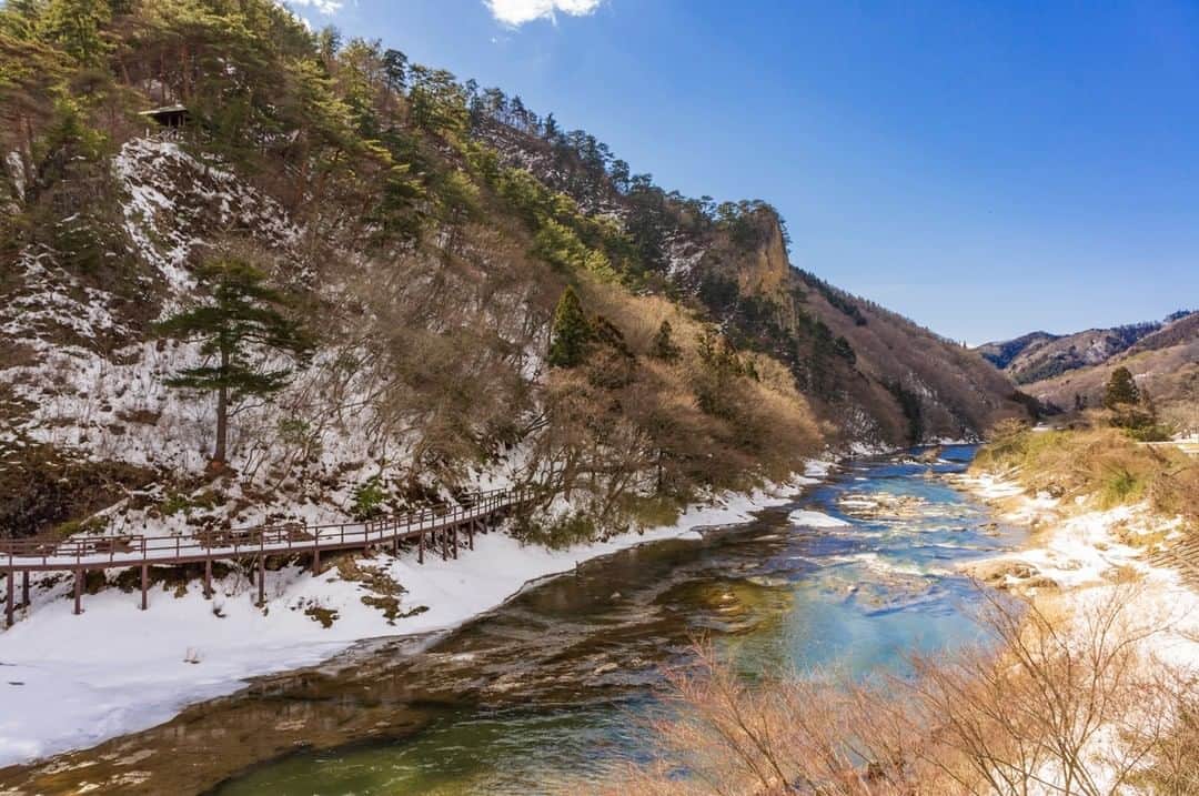 福島県さんのインスタグラム写真 - (福島県Instagram)「【矢祭山公園】  久慈川と山々が織りなす風光明媚な情景が一帯に広がります。春は山ツツジに彩られ、鮎釣りのスポットとしても人気があります。茨城との県境に近く、国道沿いにある土産店では鮎の塩焼きなどが味わえます。  #おうちでふくしま #矢祭山公園 #矢祭町 #県南地方 #福島県 #yamatsuriyamatown #fukushima #traveljapan #futurefromfukushima #ふくしまからはじめよう #新しい生活様式からはじめよう」1月23日 17時15分 - realize_fukushima