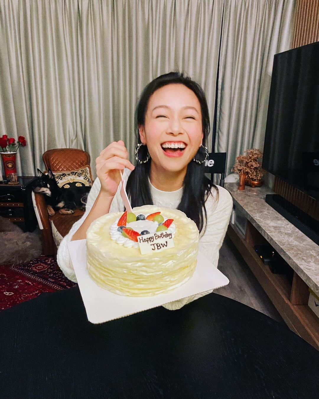 ジャクリーン・ウォンのインスタグラム：「In a world so mad, you just gotta be madder. Mad calm, mad focused, and mad happy！🥳🎂 thank you all for the wishes, 祝大家繼續mad heathly😘」