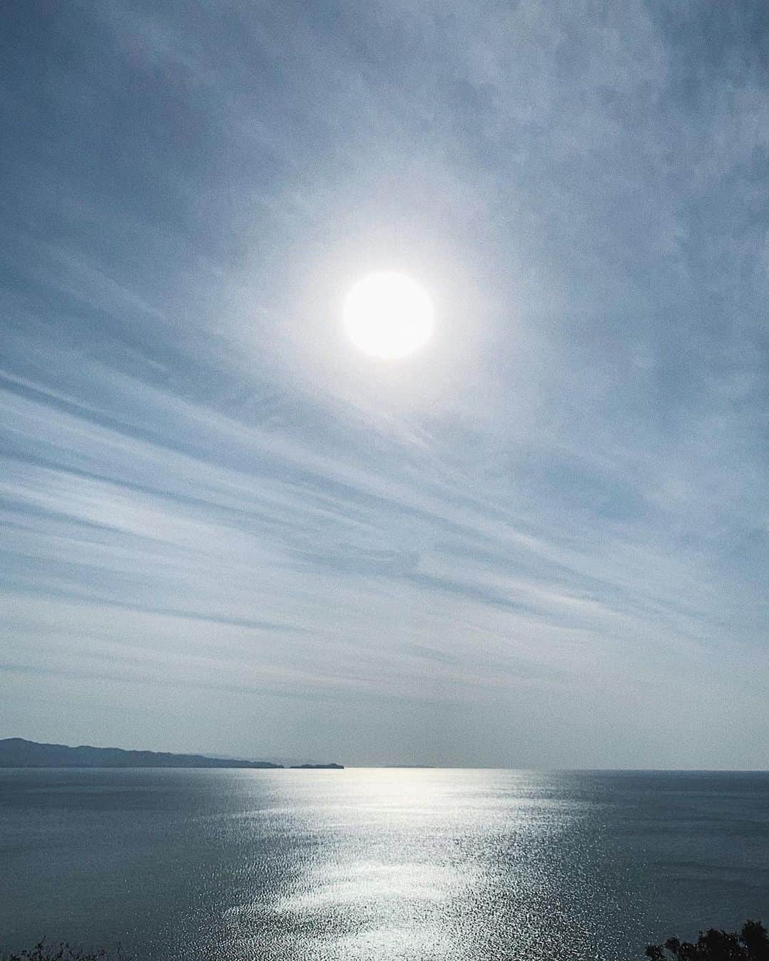 草野春香さんのインスタグラム写真 - (草野春香Instagram)「. 綺麗な景色や太陽見ると ついつい写真撮りたくなる📸🌊️💙 #景色」1月23日 17時16分 - _haruka030_