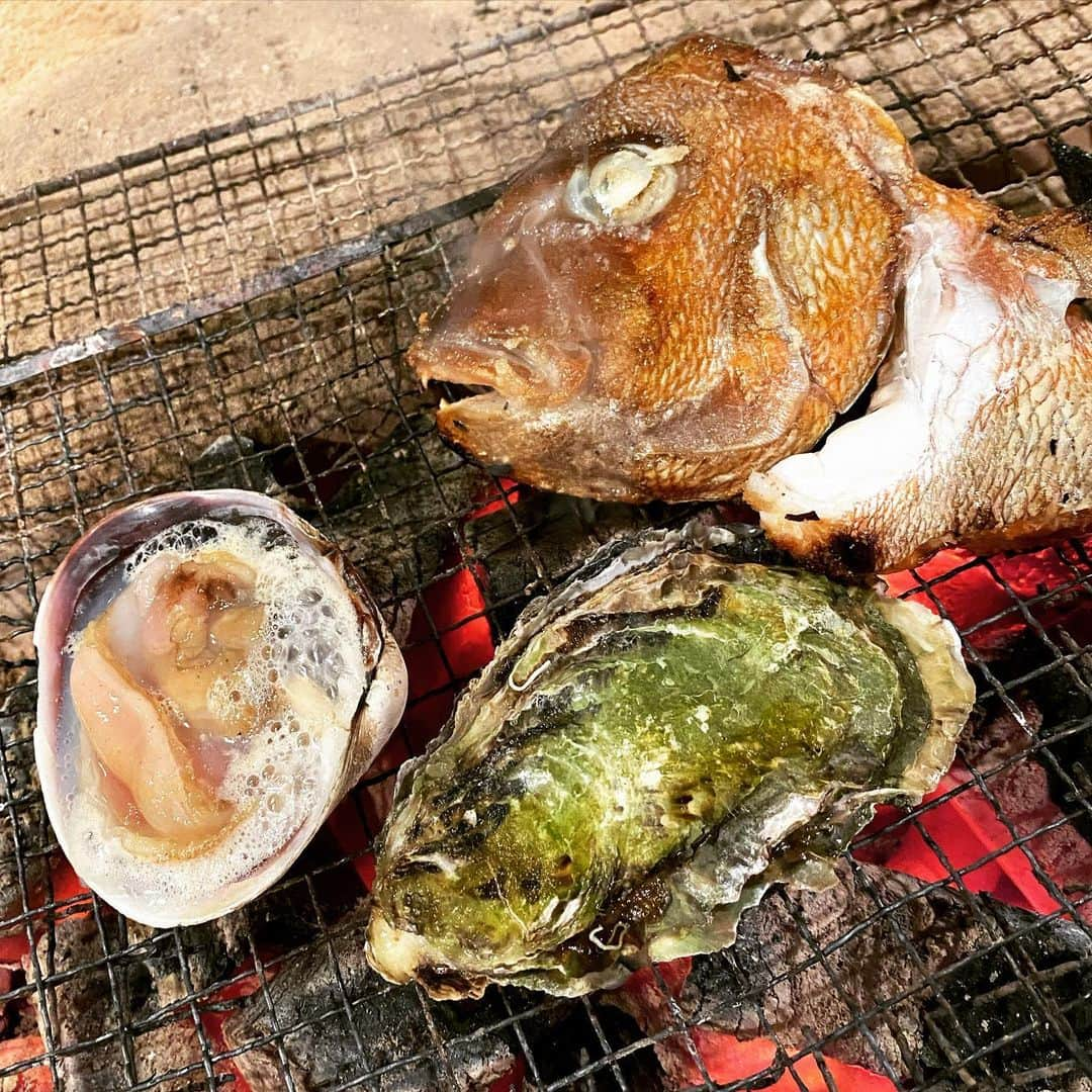 炉端焼き とろ函～とろばこ～ 堅田店さんのインスタグラム写真 - (炉端焼き とろ函～とろばこ～ 堅田店Instagram)「今日も色々海鮮焼いてます！ 大あさり🥺牡蠣🥺鯛カマ🥺 #牡蠣#とろ函#堅田#滋賀#蟹#北海道 #堅田駅前#駅前#地酒＃いくら#コロナ対策 ＃炭火#炉端#飲み放題あり#gotoキャンペーン#ランチ#居酒屋ランチ#ホッケ#定食#テイクアウト」1月23日 17時20分 - torobako.katata