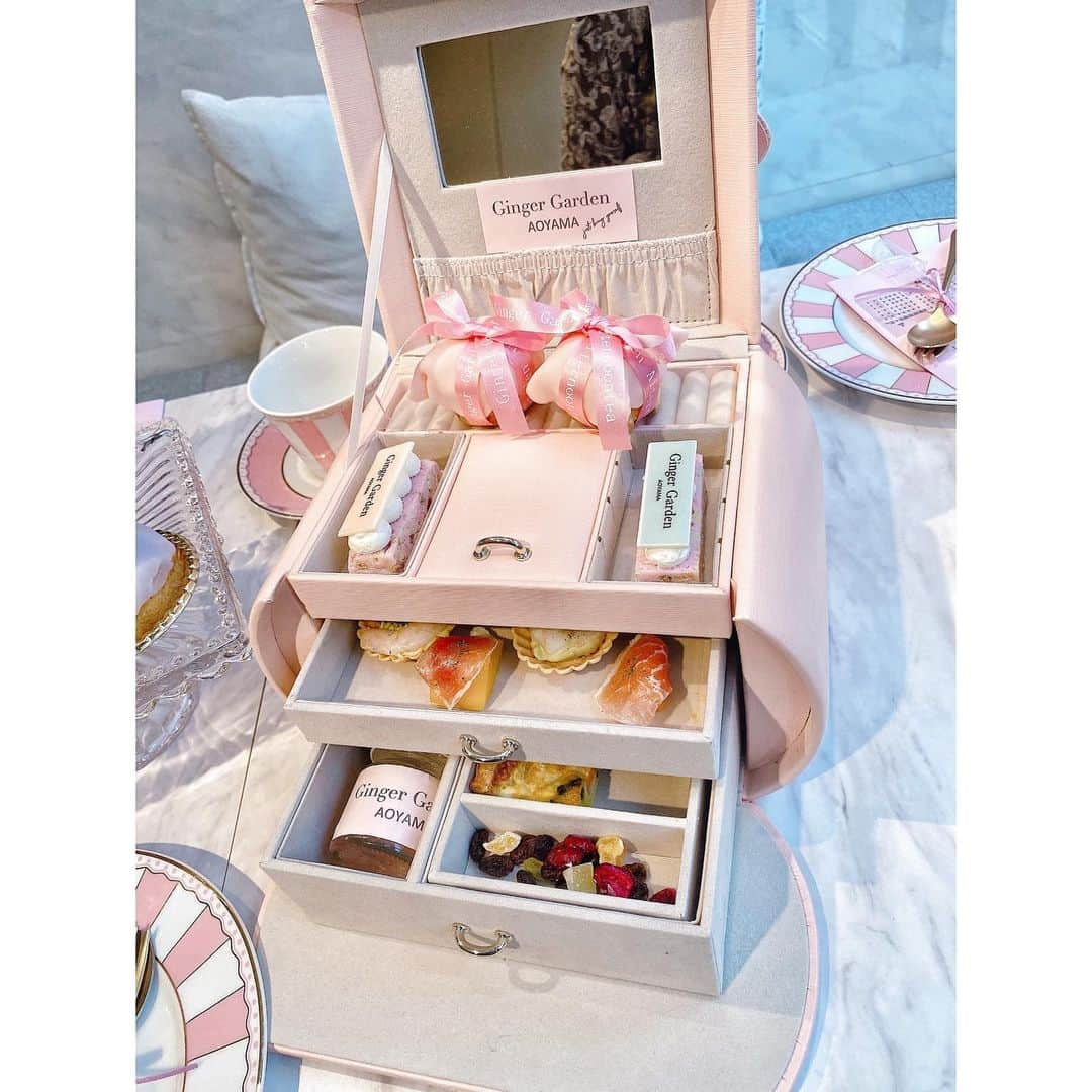 新希咲乃さんのインスタグラム写真 - (新希咲乃Instagram)「THE GRAND BUDAPEST HOTEL's  Afternoon tea🎟  あのピンクで可愛い映画の世界観をそのままテーマにしている、アフタヌーンティーです☕💕 あの映画好きな方多いし、アフタヌーンティーのコンセプトっいうのが堪らない。私の好きに刺さる！マカロンピンクが本当に可愛くて、眺めてるだけで幸せになるような素敵さ…♡しかも、美味しいの!!!アフタヌーンティーってあんまり味を求めてなかったのだけれど…笑 ええ！ものすごく美味しい！！ってなりました🤤 もっと食べたくなっちゃった〜笑  おうちアフタヌーンティーのデリバリーもあって、それも本当に可愛かったから少し特別な時間に頼みたいなって思ったよ♡  美味しくて可愛いって最強だなぁ〜 みんなもぜひ行ってみてね٩(*´︶`*)۶    #ジンジャーガーデン青山 #表参道 #表参道カフェ #gingergarden #gingergardenaoyama #カフェ巡り #アフタヌーンティー #カフェ#thegrandbudapesthotel  #afternoontea  #グランドブダペストホテル #カフェスタグラム #青山カフェ #青山カフェ巡り」1月23日 17時23分 - niki_sakino