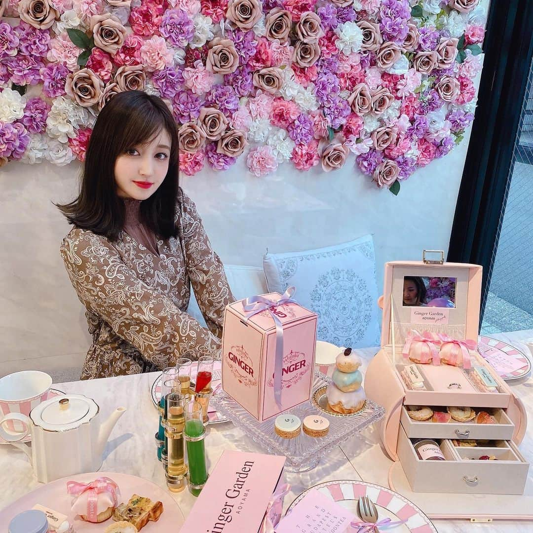 新希咲乃さんのインスタグラム写真 - (新希咲乃Instagram)「THE GRAND BUDAPEST HOTEL's  Afternoon tea🎟  あのピンクで可愛い映画の世界観をそのままテーマにしている、アフタヌーンティーです☕💕 あの映画好きな方多いし、アフタヌーンティーのコンセプトっいうのが堪らない。私の好きに刺さる！マカロンピンクが本当に可愛くて、眺めてるだけで幸せになるような素敵さ…♡しかも、美味しいの!!!アフタヌーンティーってあんまり味を求めてなかったのだけれど…笑 ええ！ものすごく美味しい！！ってなりました🤤 もっと食べたくなっちゃった〜笑  おうちアフタヌーンティーのデリバリーもあって、それも本当に可愛かったから少し特別な時間に頼みたいなって思ったよ♡  美味しくて可愛いって最強だなぁ〜 みんなもぜひ行ってみてね٩(*´︶`*)۶    #ジンジャーガーデン青山 #表参道 #表参道カフェ #gingergarden #gingergardenaoyama #カフェ巡り #アフタヌーンティー #カフェ#thegrandbudapesthotel  #afternoontea  #グランドブダペストホテル #カフェスタグラム #青山カフェ #青山カフェ巡り」1月23日 17時23分 - niki_sakino