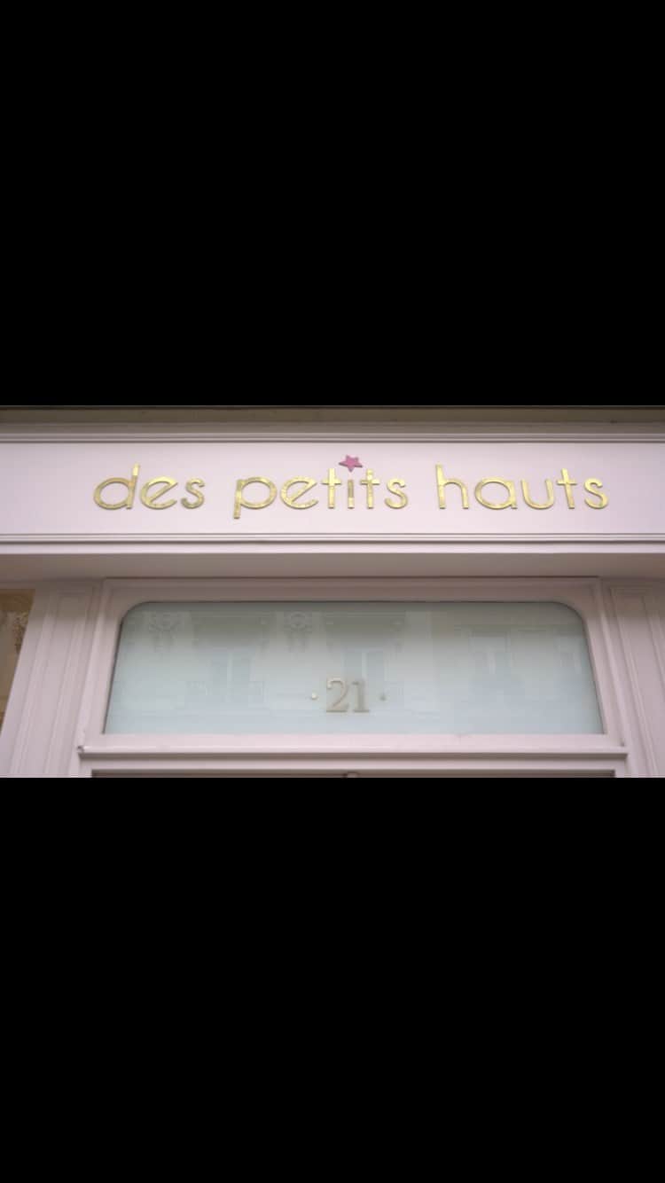 デプチオーのインスタグラム：「l’une des deux co-fondatrices de la marque ! ✨   Deux décennies durant lesquelles Vanessa s’est attelée à mettre de la poésie & de la douceur dans nos vestiaires ! Elle revient sur cette si belle aventure humaine qui se poursuit depuis 20 ans déjà ...   #despetitshauts #despetitshautsaddict #despetitsmoments #lavieenplusjoliedepuis20ans #lavieenplusjolie」