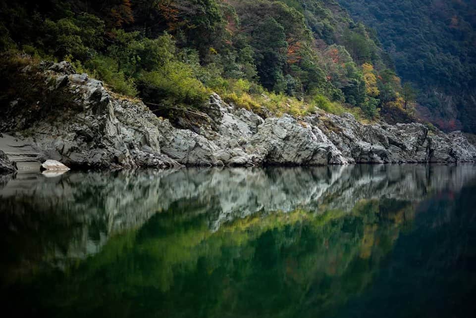 大杉隼平さんのインスタグラム写真 - (大杉隼平Instagram)「美しい自然と共に生きる人々の生活がある。  山々と自然が悠久の時を閉じ込めたかのように。  その土地を訪れ、感じるあたたかさと懐かしさ。  ここには大切なことが残っている。  #徳島県 #徳島 #徳島の魅力 #美しの徳島 #日常 #暮らす人々 #伝えたい徳島 #写真  #ohsugi_tokushima　#tokushima_photo　#photography #阿波 #にし阿波 #大歩危峡 #祖谷 #三好市 #つるぎ町 #大歩危峡まんなか #tokushima #ライカ #leica #shumpeiohsugi #大杉隼平」1月23日 17時27分 - shumpeiohsugi_photographer