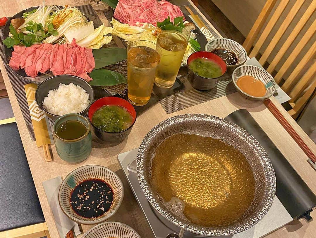 Eminanaさんのインスタグラム写真 - (EminanaInstagram)「. . になぴと赤坂で高級しゃぶしゃぶランチ🤍 @hajime.jukuseitan  . ●長期熟成牛タンしゃぶしゃぶ ●A4和牛リブロース肉しゃぶしゃぶ . ご飯、味噌汁、飲み物、自家製ポン酢とごまだれ付き！ . . どっちも美味しかったけど 牛タンは美味しすぎて食べた瞬間鳥肌たった😂 . ちゃっかり牛タンしゃぶしゃぶ追加して お腹が満腹で幸せいっぱい〜〜🐮❤️ . 個室もあるし席ごとに仕切りもあり！ 感染対策もしっかりされてて味も💯！ . こんな良いランチ久々食べた🥰 . 牛タン好きにはたまらないよ！ぜひ食べて欲しい！笑 . .  #しゃぶしゃぶ#赤坂#はじめ赤坂#個室しゃぶしゃぶ #牛しゃぶ#熟成タンしゃぶはじめ赤坂#豚しゃぶ #鴨しゃぶ#熟成#ひとりしゃぶしゃぶ#PR#タンしゃぶ #お洒落ランチ#lunch#高級ランチ#グルメ#昼活 #赤坂ランチ#都内ランチ#赤坂グルメ#ウーミーPR」1月23日 17時29分 - eminanagram