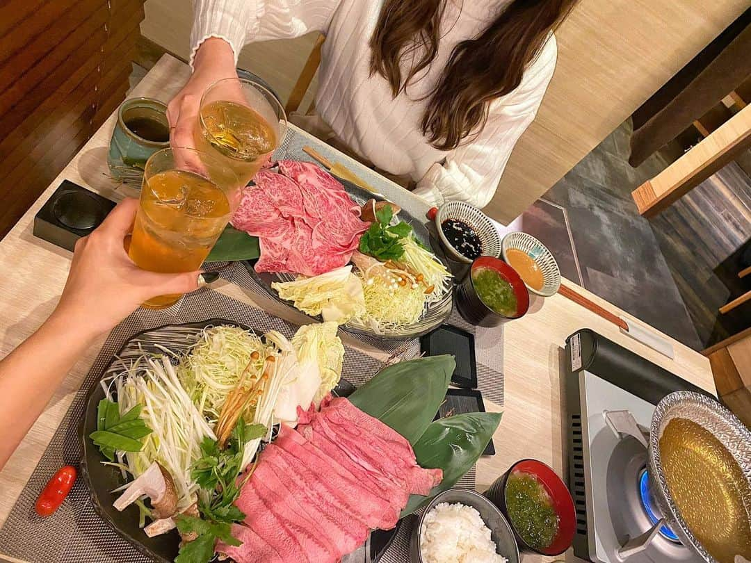 Eminanaさんのインスタグラム写真 - (EminanaInstagram)「. . になぴと赤坂で高級しゃぶしゃぶランチ🤍 @hajime.jukuseitan  . ●長期熟成牛タンしゃぶしゃぶ ●A4和牛リブロース肉しゃぶしゃぶ . ご飯、味噌汁、飲み物、自家製ポン酢とごまだれ付き！ . . どっちも美味しかったけど 牛タンは美味しすぎて食べた瞬間鳥肌たった😂 . ちゃっかり牛タンしゃぶしゃぶ追加して お腹が満腹で幸せいっぱい〜〜🐮❤️ . 個室もあるし席ごとに仕切りもあり！ 感染対策もしっかりされてて味も💯！ . こんな良いランチ久々食べた🥰 . 牛タン好きにはたまらないよ！ぜひ食べて欲しい！笑 . .  #しゃぶしゃぶ#赤坂#はじめ赤坂#個室しゃぶしゃぶ #牛しゃぶ#熟成タンしゃぶはじめ赤坂#豚しゃぶ #鴨しゃぶ#熟成#ひとりしゃぶしゃぶ#PR#タンしゃぶ #お洒落ランチ#lunch#高級ランチ#グルメ#昼活 #赤坂ランチ#都内ランチ#赤坂グルメ#ウーミーPR」1月23日 17時29分 - eminanagram