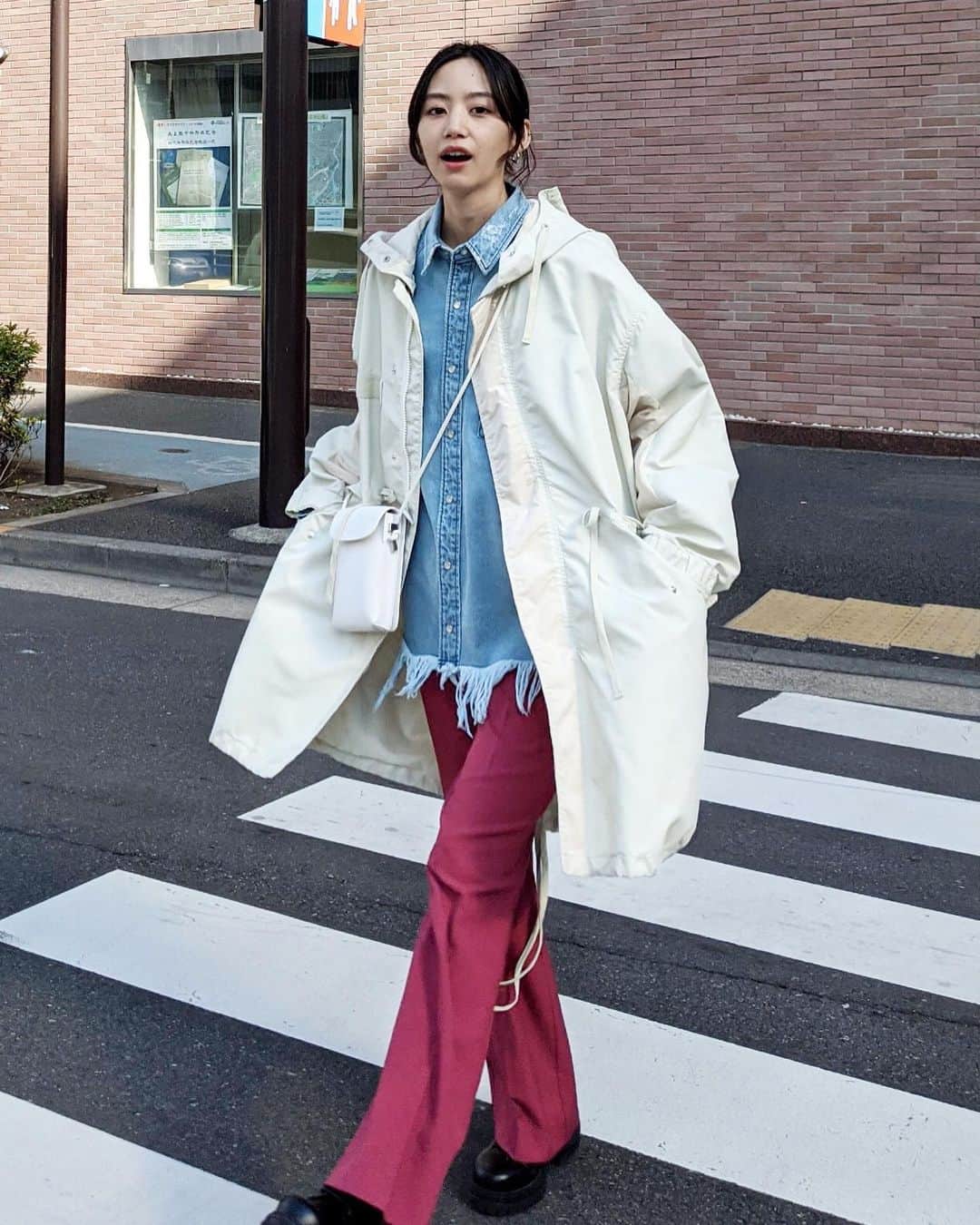 Shiho Sasakiのインスタグラム：「平日のひとコマ🥾 お昼を買いに行くついでに パチっと撮ってもらったやつ✌️  最近カラーパンツにハマってて 良く履いてる🍎 フレアパンツは膝の位置を高めに設定してるから フラットシューズで合わせても綺麗に履ける様にこだわったよ✨  中肉の程よく膨らみ感のあるポリエステルを使用していて 年中履ける素材💯 裏地もつけました🙆‍♀️ カラバリも春カラーなのでこれから絶対重宝する一着だな👖  かっぽり大きめのアウター合わせてもかんわいい💕 #MOUSSY#MOUSSYSNAP#21spring#prespring」