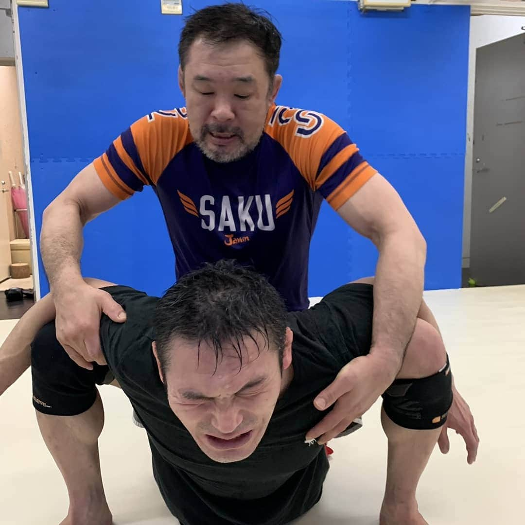 美濃輪育久（ミノワマン）さんのインスタグラム写真 - (美濃輪育久（ミノワマン）Instagram)「足の怪我はかなり完治しました。 カーフキックを受けるのはまだ無理そうですが大丈夫です。  ご心配おかけしました。  スパーリング練習を少しずつ、始めれるようになりました。  桜庭『お前がんばれよ』  ミノワマン『お前もがんばれよ』 　 桜庭『お前ががんばるんだよ』  ミノワマン『あー、カーフはまだ蹴らないでください！』  ミノワマン『すいませんでした、がんばります』  #カーフキック#カーフ#ミノワマン#桜庭和志#格闘技#総合格闘技#Natural9#キック#完治#完治 #スパーリング#プロレスラー#プロレス#総合格闘技」1月23日 17時46分 - minowamanz