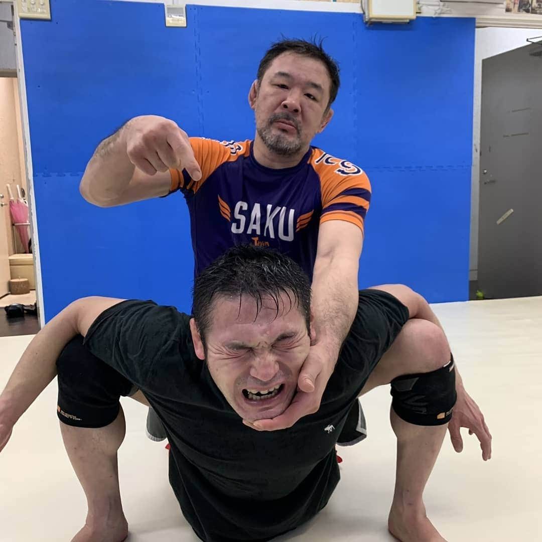 美濃輪育久（ミノワマン）さんのインスタグラム写真 - (美濃輪育久（ミノワマン）Instagram)「足の怪我はかなり完治しました。 カーフキックを受けるのはまだ無理そうですが大丈夫です。  ご心配おかけしました。  スパーリング練習を少しずつ、始めれるようになりました。  桜庭『お前がんばれよ』  ミノワマン『お前もがんばれよ』 　 桜庭『お前ががんばるんだよ』  ミノワマン『あー、カーフはまだ蹴らないでください！』  ミノワマン『すいませんでした、がんばります』  #カーフキック#カーフ#ミノワマン#桜庭和志#格闘技#総合格闘技#Natural9#キック#完治#完治 #スパーリング#プロレスラー#プロレス#総合格闘技」1月23日 17時46分 - minowamanz