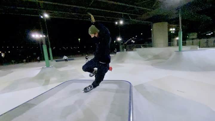 安床武士のインスタグラム：「One line at #shinyokohamaskatepark . 🎥 @moripon1106 . 尽きないラインとトリックのイメージ。 @usdskates  @goodskates_inc  @canamonroad_japan  @lzbn_official  @papasu1048  #usdskates #usdaeon #aeon72 #rollerblading #inlineskate #blading #takeshiyasutoko #インラインスケート #ローラーブレード #安床武士 #LZBN」