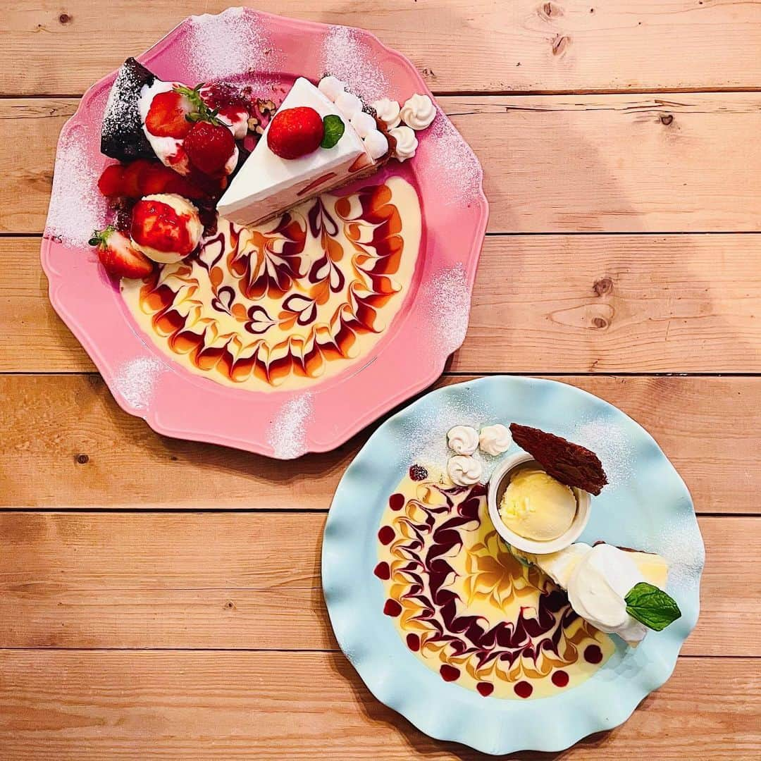 ケイン・デニスのインスタグラム：「#神戸カフェ  過去最強にばえてるカフェのケーキ いつも並んでるなーと思ってはいたけど まさかその答えはこれと知り、即日行く展開  ハッシュタグ #領域展開  #カフェ　#神戸スウィーツ　#神戸ケーキ #三宮カフェ　#元町カフェ　#ケーキ #カフェデアゲンダ」