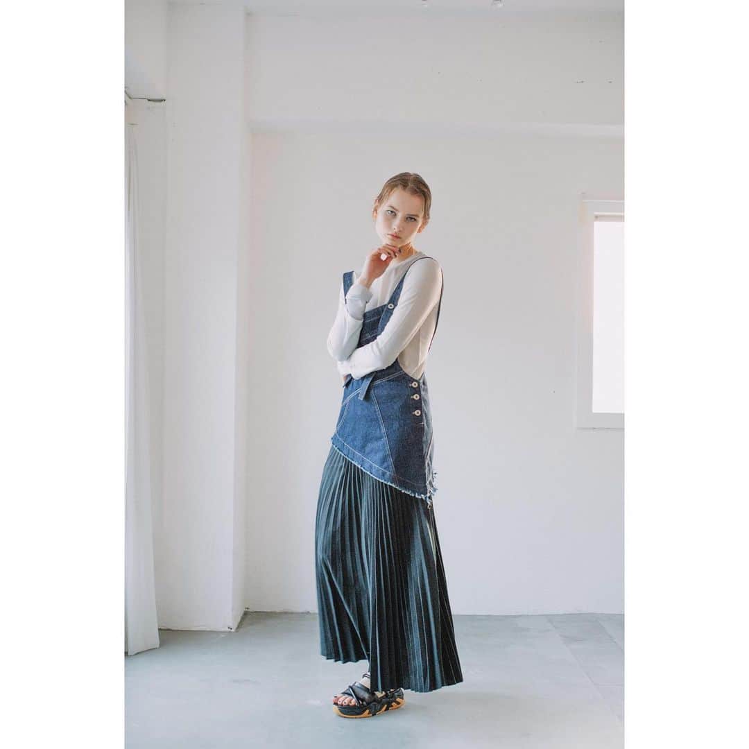 のインスタグラム：「【AULA AILA 2021 SS COLLECTION】  DENIM OVERALL REMAKE JUMPER SKIRT COLOR: BLUE/INDIGO SIZE:0/1 ¥19,000   ✔️OFFICIAL WEB STOREにて予約受付中。」