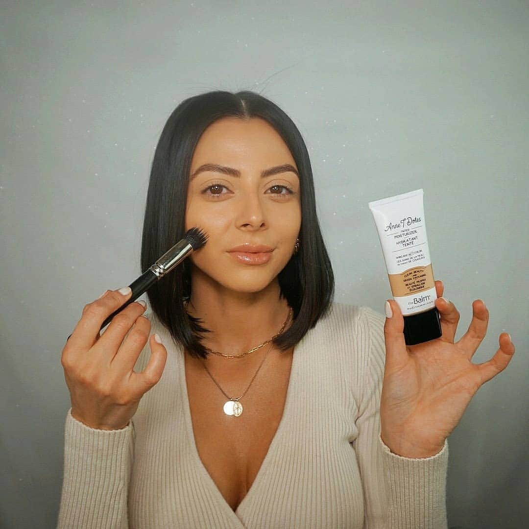 the Balmさんのインスタグラム写真 - (the BalmInstagram)「@Gabriellacorricelli used shade #26 in our Anne T. Dotes Tinted Moisturizer 👉 Swipe to see her full glam using theBalm products.  All tagged! 💋 💋   #thebalm #thebalmcosmetics #newness #beauty #makeup #glam #cleanbeauty #crueltyfreebeauty #complexion」1月23日 23時14分 - thebalm
