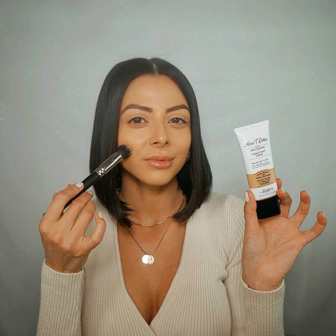 the Balmのインスタグラム：「@Gabriellacorricelli used shade #26 in our Anne T. Dotes Tinted Moisturizer 👉 Swipe to see her full glam using theBalm products.  All tagged! 💋 💋   #thebalm #thebalmcosmetics #newness #beauty #makeup #glam #cleanbeauty #crueltyfreebeauty #complexion」