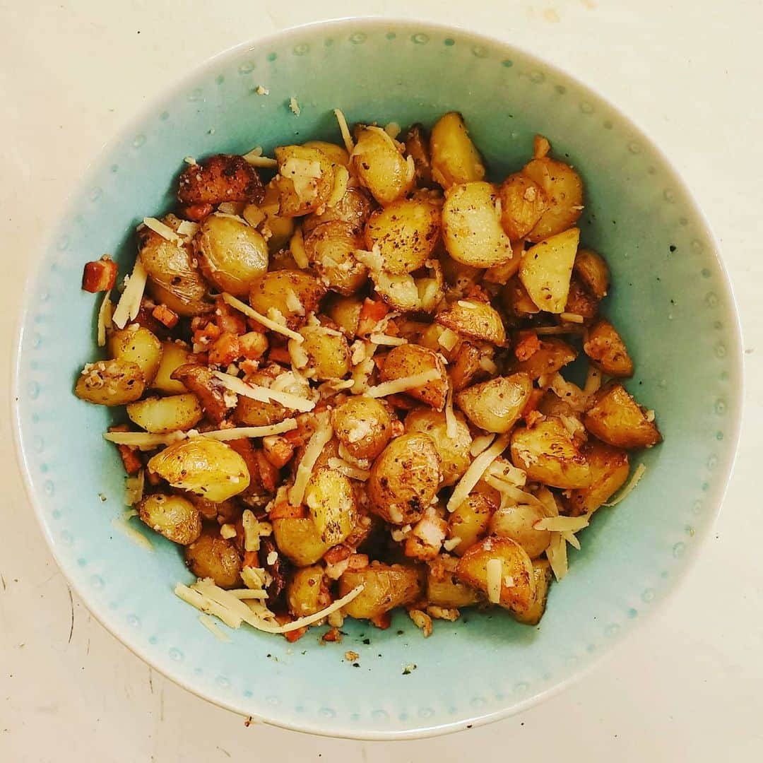 ガソリングラマーさんのインスタグラム写真 - (ガソリングラマーInstagram)「PLANT BASED BACON PEPPER JACK CHEESE COUNTRY POTATOES #GASOLINEKITCHEN 🥔🧀🌶🥓🧈🌿 BABY CREAMER POTATOES  @miyokoscreamery #oatmilk #butter #pepperjack #cheese #vegancheese #VEGANBUTTER  @thrillingfoods #bacon #veganbacon  @theculturedkitchen garlic herb #betterbuttah @mountainroseherbs black pepper + kiawe smoked salt  @edible.alchemy #mushroomseasoning #vegan #veganfood #whatveganseat #plantbased #vegetarian #VEGANGOOD #vegansofig #veganfoodie #foodie #plantbased #plantbasedfood #plantbasedfoodie @gasolineglamour #gasolineglamour  @gtfoitsvegan  #gtfoitsvegan #potatoes #countrypotatoes」1月23日 23時15分 - gasolineglamour