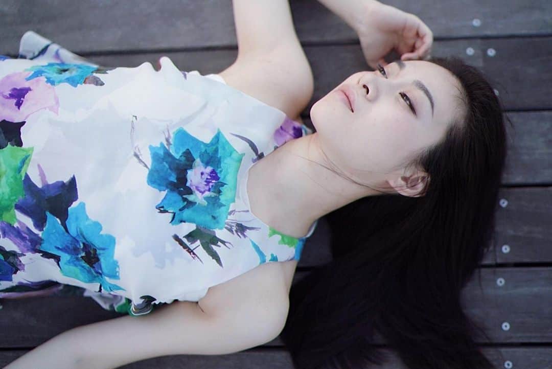 鈴木芳奈のインスタグラム：「今日は凄い日だったな 撮影で大先輩の愛に心が温かくなり、とても感動して、それでもかけがえのない瞬間を感じれたのに、ちょうどこの写真を撮った2年半前頃に色々とやりとりしていた方とたったさっき、心と心で繋がれたりと。 愛に包まれた。ふわぁっと春の陽気の様なおだやかな気持ちでとても心地がよいわ☺︎ 今日もおつかれさま 関東圏(全国的にそうかな)寒くなるみたいなので、体調に気をつけようね」