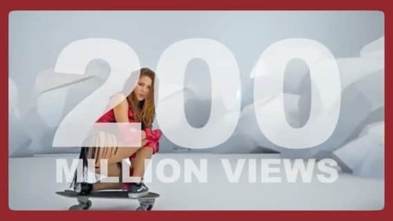 シャキーラのインスタグラム：「Shak’s “Girl Like Me” video with @BEP has hit 200m views on @YouTube! #LINKINBIO El video de “Girl Like Me” con los @bep ya tiene 200 millones de reproducciones en Youtube! #LinkEnBio.」