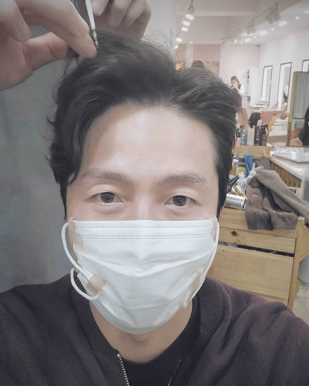 イ・ジョンジンのインスタグラム：「코로나이후 머리하는법 마스크 붙이고.... 주말 잘보내세요 ~~~#다들힘내요」