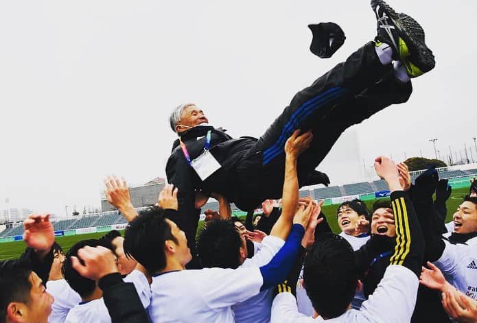 東海大学（公式）のインスタグラム：「男子サッカー部が特例の全国大会「#atarimaeni CUP」で20年ぶりの大学日本一を達成しました😭🎊  湘南キャンパスの男子サッカー部が、１月６日から23日まで東京・味の素フィールド西が丘などで開かれた特例の全国大会「#atarimaeni CUP　サッカーができる当たり前に、ありがとう！」で優勝を飾り、2000年の総理大臣杯全日本大学トーナメントを制して以来20年ぶりの大学日本一を達成しました✨✨  関東大学リーグ戦の下部にあたる神奈川県大学リーグに所属する男子サッカー部は、昨年９月から11月のアミノバイタルカップ2020関東大学トーナメント大会で５位となり、関東地区第９代表として出場。初戦で鹿屋体育大学を３－１で下すと、２回戦では関東１部に所属する明治大学と対戦し、１－１と延長でも決着がつかず、PK戦の末に４－２で勝利しました。３回戦では日本大学を３－２、準決勝では順天堂大学を１－０で制して決勝へと駒を進めました。強い雨が降る中で迎えた法政大学との一戦は、前半から自陣での攻防が続きましたが、堅い守備で得点を許しません。後半に入ると次々と前線にボールを送り込み、積極的にゴールを狙って流れを引き寄せると、26分に水越陽也選手（体育学部３年次生）がこぼれ球を押し込み先制。この１点を守り抜き、都道府県リーグ所属のチームとしては初の全国大会優勝を手にしました🙌  今川正浩監督（体育学部准教授）は、「前半は法大の技術力と攻撃力に押されていましたが、ハーフタイムに“今までのゲームを思い出して、アグレッシブに、積極的にボールに向かっていこう”と声をかけました。後半から少しずつゲームのスピードにも慣れ、自分たちのよさを１プレーずつ出してくれたことでこちらのペースに持ち込むことができました。この１年間、４年生が本当に頑張ってチームを引っ張ってくれました」と選手たちをたたえました👍 面矢行斗選手（体育学部４年次生）は、「４年間、本気でサッカーと向き合い、その背中を見て後輩たちもついてきくれました。素直で明るく元気な選手が集まったところが大きな勝因。東海大で優勝できてよかった」と笑顔を見せました🥺💕 #東海大学#サッカー部#atarimaenicup#atarimaenicup2020」