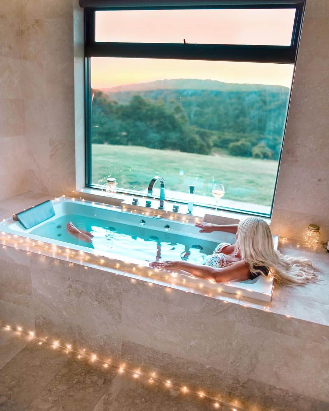 のインスタグラム：「Peace and tranquility at @infinity_chalet 🛀🏻 Swipe for more pics and the amazing Surfers point just a few minutes away 🌊  This is our second stay at this incredible spot and it’s left us dreaming of our next trip. Perfectly located in Margaret River by world class beaches and wineries. The chalet is so luxuriously and beautifully appointed with your comfort at the forefront.   Wake up well rested from a good nights sleep in their dream bed to the most magnificent view of the river and be greeted with a melody of bird song and maybe even a kangaroo visit.  Their immaculate bathroom has this gorgeous view along with a steam room and fireplace. It’s all kinds of cosy and makes for the most romantic setting.   We spent our time exploring some new spots discovering mermaid rock pools and even found a secluded beach in the height of summer school holidays. This is just one of the reasons why I love this region so much. If you’re thinking of a special trip with your loved one or bestie @infinity_chalet is definitely a must.   📸 @bobbybense  Check out my story highlights ‘INFINITY CHALET’ for more 💫  #infinitychalet #sponsored #margaretriver #seeaustralia #justanotherdayinwa #bathgoals #travelcommunity #luxurychalet #airbnbaustralia #bathroom #bath #sunsetpics #australia #australiassouthwest #luxurytravel」