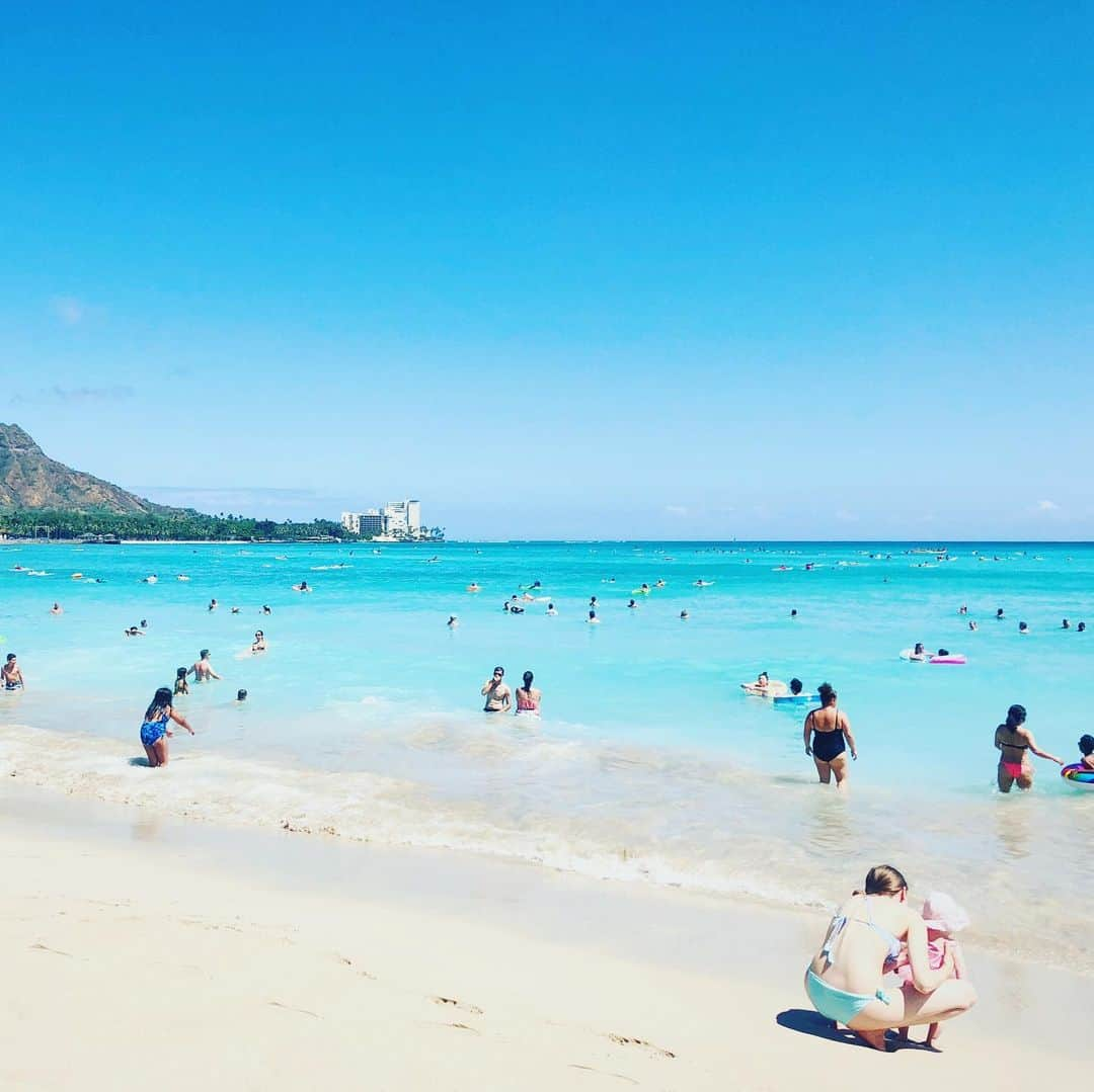 石野千尋さんのインスタグラム写真 - (石野千尋Instagram)「Through back of summer memories.🌈Because it’s so cold in Tokyo❄️ . 今すぐここに飛び込みたいひとー🙋‍♀️？ プカプカ浮いてぼーっとしたい！2018年の夏の思い出📸 そういえば娘は夏生まれなのに、まだビーチに行ったことがない。初めての海は、どんな反応するのかなー！ . #photo #memories #photographer #hawaii #honolulu #trip #beach #sea #sun #bluesky #familyphoto #work #travel」1月23日 18時04分 - chihiroishino