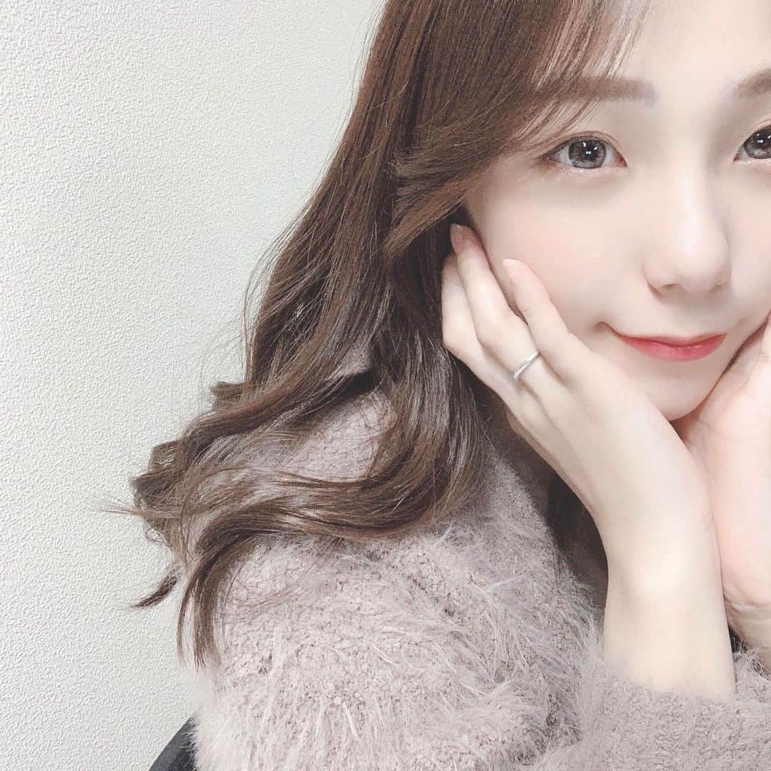 きりんさんのインスタグラム写真 - (きりんInstagram)「超音波美顔器✨✨✨ リールに使用動画載せたからぜひみてね◡̈︎* ㅤ ㅤ ㅤ Le ment　モイスチャーピーリングプロの嬉しいポイント！ ㅤ ☑︎ 1台で3役だから利便性🙆‍♀‍✨✨✨ ・ウォーターピーリング ・イオン導入 ・タッピング と3つのモードがあります💁‍♀‍♡♡ ㅤ ㅤ ㅤ まず、Le ment って 炭酸シャンプーでのイメージあったから ウォーターピーリングあるんや🤔？ って感じやってんけど去年発売されたんだって◡̈︎* ㅤ ㅤ ㅤ ㅤ ㅤ ㅤ ㅤ 洗顔では毛穴汚れとか皮脂、古い角質って落としきれてないらしく それらを全部”水”で吹き飛ばすことができるみたい✨✨✨ ㅤ ㅤ 何日か続けてみたけど 毛穴の汚れが無くなったのか赤みが本当に消えてきた！ ㅤ あとね化粧ノリも良くなったの✨✨✨ ㅤ 画像では伝わらないのが悔しい😭 ㅤ ㅤ ㅤ エステサロンとかで 人気の「美肌ケアフルコース！！」とかが おうちで手軽にできるようになったのも続けられた理由かも( ⸝⸝⸝¯ ¯⸝⸝⸝ ) ㅤ ㅤ ㅤ ㅤ 超音波振動で美容成分を浸透させる効果もあって 微弱電流と超音波振動で肌がキュッと引きしまるらしくて 化粧ノリが良くなったのはそれかな( ⸝⸝⸝¯ ¯⸝⸝⸝ ) ㅤ ㅤ ハリのある肌にちょっと生き返ってきて嬉しい ㅤ ㅤ ㅤ ㅤ ㅤ ㅤ Le ment使うときは付属のホワイトニングジェルも 一緒に使ってるよ◡̈︎* 効果がより得られるようになるんだって！✨ ㅤ ㅤ ㅤ ㅤ ㅤ ㅤ ㅤ  #lement #ルメント #一歩先のわたしへ #ピーリング #ウォーターピーリング #PR #スキンケア #スキンケアクリーム #スキンケア用品 #スキンケア紹介 #美意識 #美意識向上」1月23日 17時58分 - kirin_sh0229