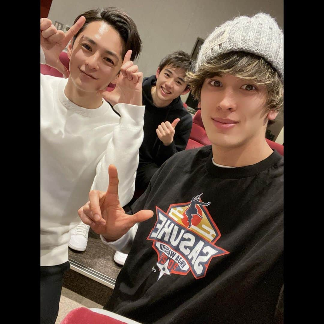 山口貴也さんのインスタグラム写真 - (山口貴也Instagram)「. 明日は"仮面ライダーセイバー"第19章です。 午前10時からは東映特撮Youtube Officialにて 「BANDAI MANIA!」生配信もありますので、 そちらもお楽しみに✨  コージくん、 サスケTシャツ着てますね笑  #仮面ライダーセイバー #ズオス #才川コージ #仮面ライダー剣斬 #緋道蓮 #富樫慧士 #仮面ライダーブレイズ #新堂倫太郎 #山口貴也」1月23日 17時58分 - takaya_yamaguchi_official