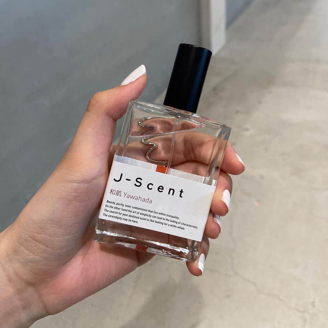 MERYさんのインスタグラム写真 - (MERYInstagram)「.⁣ 和の香りを身に纏いたいなら、日本のフレグランスブランド『J-Scent』がおすすめ✨⁣ .⁣ 『J-Scent @jscent_fragrance 』の香水は、「和肌」や「花見酒」「恋雨」など和風の名がついた香りが特徴的。公式HPでは、小さめサイズのサンプルも買うことができます！和を感じる香りで、あなたの魅力を引き上げちゃいましょう🍵⁣ .⁣ MERYでは他にも「かわいい」に近づくさまざまな情報を発信しています。⁣ @mery.beauty コスメ・美容に特化した情報をお届け♡⁣ @mery_spot 話題のカフェやお出かけスポットをご紹介！⁣ こちらもぜひチェックしてみてください！⁣ .⁣ .⁣ photo by @seikatsusurukoto @yui_chonn⁣ .⁣ #MERY #regram #cosmetics #makeup #jscent #fragrance #perfume #madeinjapan #화장품 #메이크업 #뷰티스타그램 #향수 #メイク #美容 #コスメマニア #コスメ購入品 #コスメ好きさんと繋がりたい #おすすめコスメ #コスメ垢 #女子力向上委員会 #フレグランス #香水 #香水コレクション #メイドインジャパン #お洒落 #お洒落さんと繋がりたい #MERY女子 #メリー」1月23日 18時00分 - mery.jp