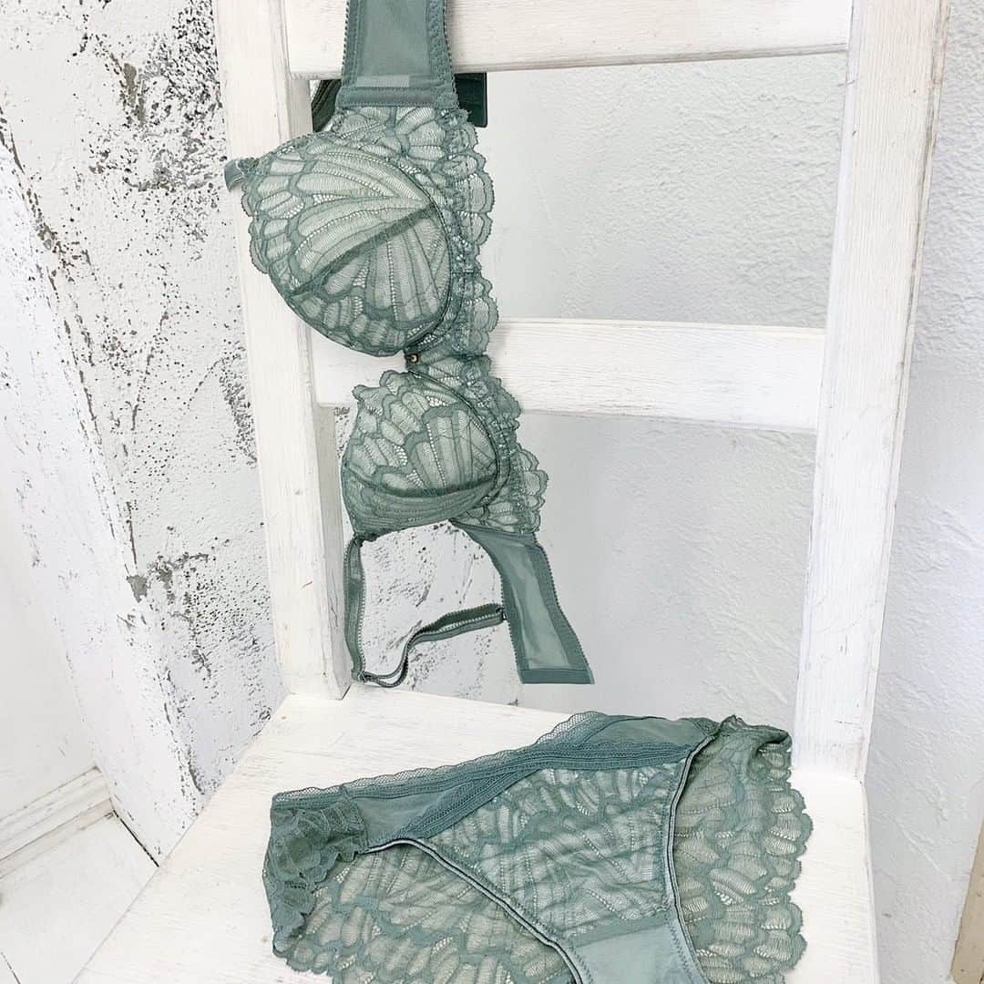 BradelisNewYork/ブラデリスニューヨークのインスタグラム：「. BRADELIS Jasmine 21S1 -STEP1-  肌にそっと溶け込むような繊細で透明感のある雰囲気と レースの曲線がくっきりと見えるよう縁取りされた柄を活かした メリハリのあるデザインが特徴.+゜　  クールで大人の雰囲気漂う定番カラー【ブラック】 素肌に映えるニュアンスカラー【オリーブ】 軽やかで甘い雰囲気の春カラー【コーラル】  3色展開です♡  ぜひチェックしてみてくださいね♪ . . . #ブラデリスニューヨーク #ブラデリスステップ1 #bradelis #bradelisnewyork #ブラデリス #育乳ブラ #育乳 #補整ブラ #補整下着」