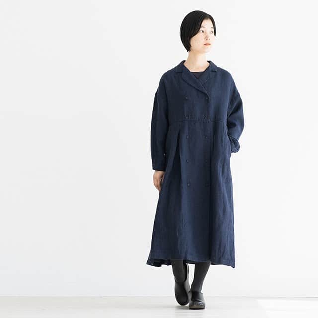 のインスタグラム：「＼キナリノモール／TUTIE.｜コートワンピース  －－－－－－－－－ テーラーカラーできちんと感◎  リネンとウールをブレンドした糸を表情のあるへリンボン織りに仕上げた、ナチュラル感のあるワンピース。 衿もとはテーラーカラーでダブル仕立てのデザイン。袖口はカフス仕立てで、クルミボタンがアクセントになっています。両サイドにはシームポケットがついており、機能性も◎ ワンピースとしてもコートしても着用できるので、着回しのきくアイテムです。 カラーは、グレー、ネイビー、チャコールの3色をご用意しました＊  ----------------------------------------------------- 【FINAL SALE】開催中！ SALEアイテム一覧はハイライトからご覧いただけます。 -----------------------------------------------------  －－－－－－－－－ https://kinarino-mall.jp/item-57764  ▶画像をタップすると詳細情報をご覧いただけます。  ▶プロフィールの「インスタ掲載」ボタンから、ご紹介商品をまとめてご覧いただけます。→@kinarino_official  ▶キナリノアプリでも販売中！ 「お買いもの」→「インスタグラム掲載アイテム」 　 ※ダウンロードはプロフィールリンクから→@kinarino_official  #キナリノモール #キナリノ #丁寧な暮らし #暮らし #ワンピース #コート #冬コーデ #ファッション #コーデ #今日のコーデ #コーディネート #ナチュラルコーデ #シンプル #TUTIE  #onepiece #dress #style #Naturalstyle #fashion #comfortable #fashionista #coordination #simple #ootd #instafashion」