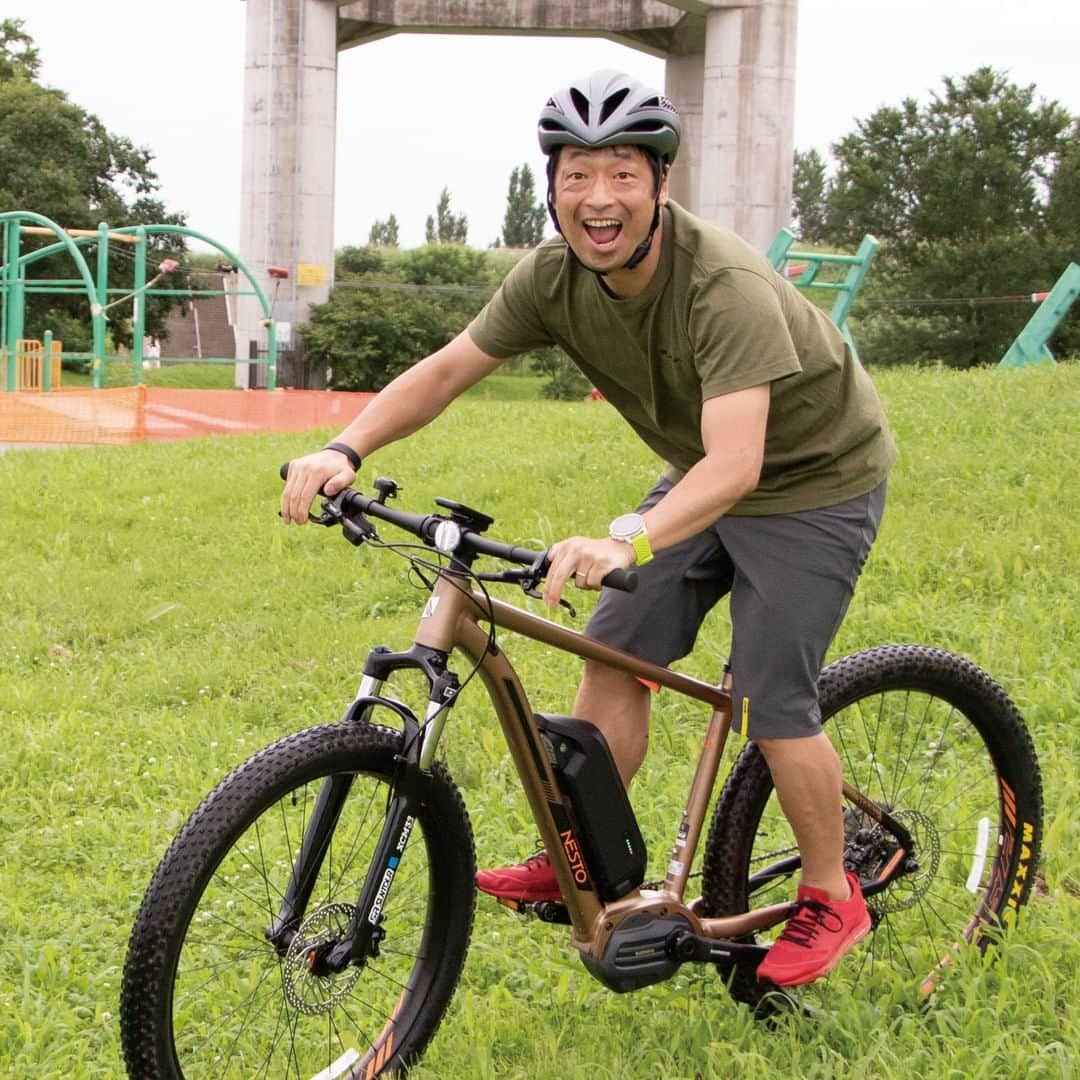 NESTOさんのインスタグラム写真 - (NESTOInstagram)「地球を走ろう。 e-bikeで広がる無限の可能性。 .　 X-VALLEY E6180はNESTOプレミアムモデルのTRAIZE PLUSをベースに新設計したe-bikeです。 トレイルライドを楽しめる本物志向のバイクでありながら、力強いトルクとスムーズな加速が日常の生活シーンでも快適にアシストしてくれます。 .　 モーターの力がペダルを踏む力をアシストしてくれるので登り坂などが楽になるのはもちろんですが、電気の補助によって適度な負荷の運動を長時間続けることができるようになります。結果として無理なくいい運動ができるので心身の健康増進につながります。 .　 ———————————— ☑︎X-VALLEY E6180 (クロスバレー E6180) 価格 ￥299,000+税 カラー コヨーテブラウン サイズ(適応身長) S/16inch (160-175cm) M/18inch (170-185cm) ——————————— バッテリー容量：36V/11.6Ah 1充電あたりの走行距離 Ecoモード ：105km Normalモード：85km Highモード ：70km ※一般社団法人自転車協会が定める標準パターン走行時の走行距離 ※走行可能距離は使用用途により変動します ——————————— .　 ※この車種はハンドル幅が600mmを超えるため道路交通法上、歩道の走行はできません。 .　 #RidesafeRidesolo 適切なソーシャルディスタンスを保ち、安全に過ごしましょう。 .　 ライダー：@dancyoyasuda さん NESTOはトライアスロン世界選手権出場を目指す「安田大サーカス 団長安田」さんのバイク提供を含めたサポートを行っています。 .　 #NESTObikes #XVALLEYE6180 #地球で遊ぼう #eMTB #ebike #shimanosteps #電動自転車 #マウンテンバイク #サイクリング #マウンテンバイカー #アウトドアスポーツ #アウトドアな休日 #MTB #mountainbike #スポーツ自転車 #自転車好きな人と繋がりたい #自転車のある生活 #自転車のある風景 #自転車生活 #通勤 #自転車通勤 #電動スポーツバイク #団長安田 #安田大サーカス団長 #安田大サーカス」1月23日 18時00分 - nestobikes