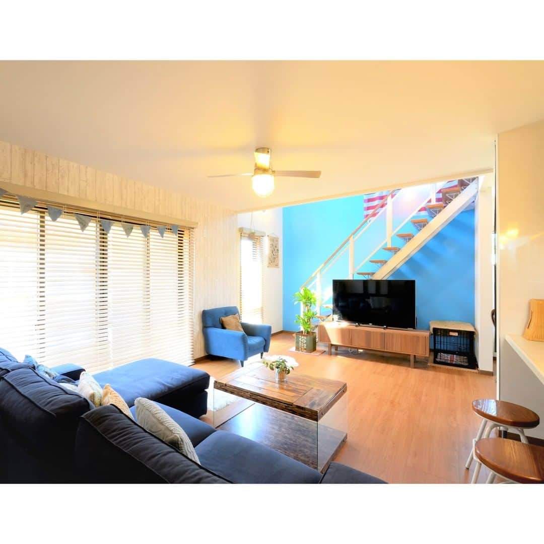 タマホーム株式会社さんのインスタグラム写真 - (タマホーム株式会社Instagram)「~お客さまのおうち~ インパクト抜群の鮮やかな青の壁紙とスケルトン階段が印象的なリビング。吹抜けから明るい陽の光が差し込みます。 ‐ ‐ ‐ 予約来場でQUOカード4000円分を進呈／ タマホームの良質低価格住宅をご体感ください。 ‐ 間取りや資金計画、土地購入や建替計画など家づくりの事なら、何でも無料でご相談頂けます。ご希望の日時でスムーズにご見学・ご相談頂ける”来場予約”を受付中です。 詳しくはタマホーム公式HPをご覧ください。 ※当日のご来場予約はお電話でのみの受付となります。 ※新型コロナウィルス感染拡大予防対策を実施中。 ※QUOカードの進呈には、一部進呈条件がございます。 ‐ ‐ ‐  #リビング #livinngroomdecor #壁紙 #アクセントクロス #リビングインテリア #interiordesign #四角い家 #モダンな家 #タマホーム #施工事例 #おしゃれな家 #自由設計 #注文住宅 #マイホーム #家 #おうち #理想の家 #マイホーム計画 #楽しい家づくり #家づくり #家づくりアイデア #間取り相談 #住宅相談 #マイホーム相談 #housedesign #myhome #homedecor」1月23日 18時00分 - tamahome_official