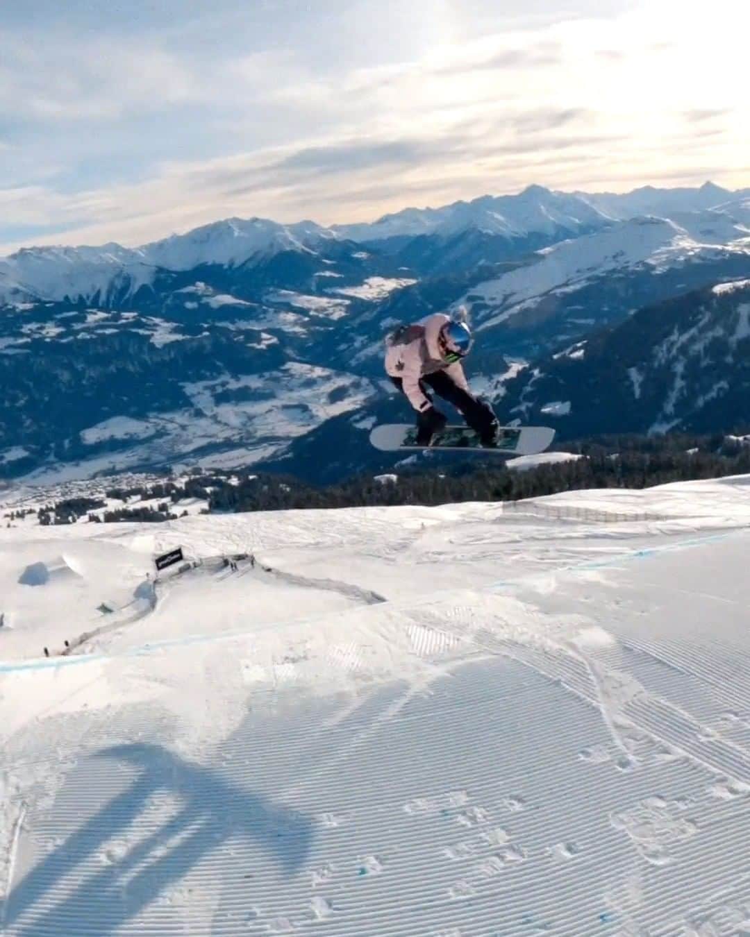 レッドブルのインスタグラム：「the LAAX Open is in full swing and it is not too late to tune in 🚀   hit the link in bio to follow the madness that is the Halfpipe finals happening LIVE on Red Bull TV today @ 7:30PM CET 📺   🏂: @annagassersnow  🎥: @clemensmillauer #redbull #givesyouwiiings #laaxopen #snowboarding #livestream #laax #top2bottom」