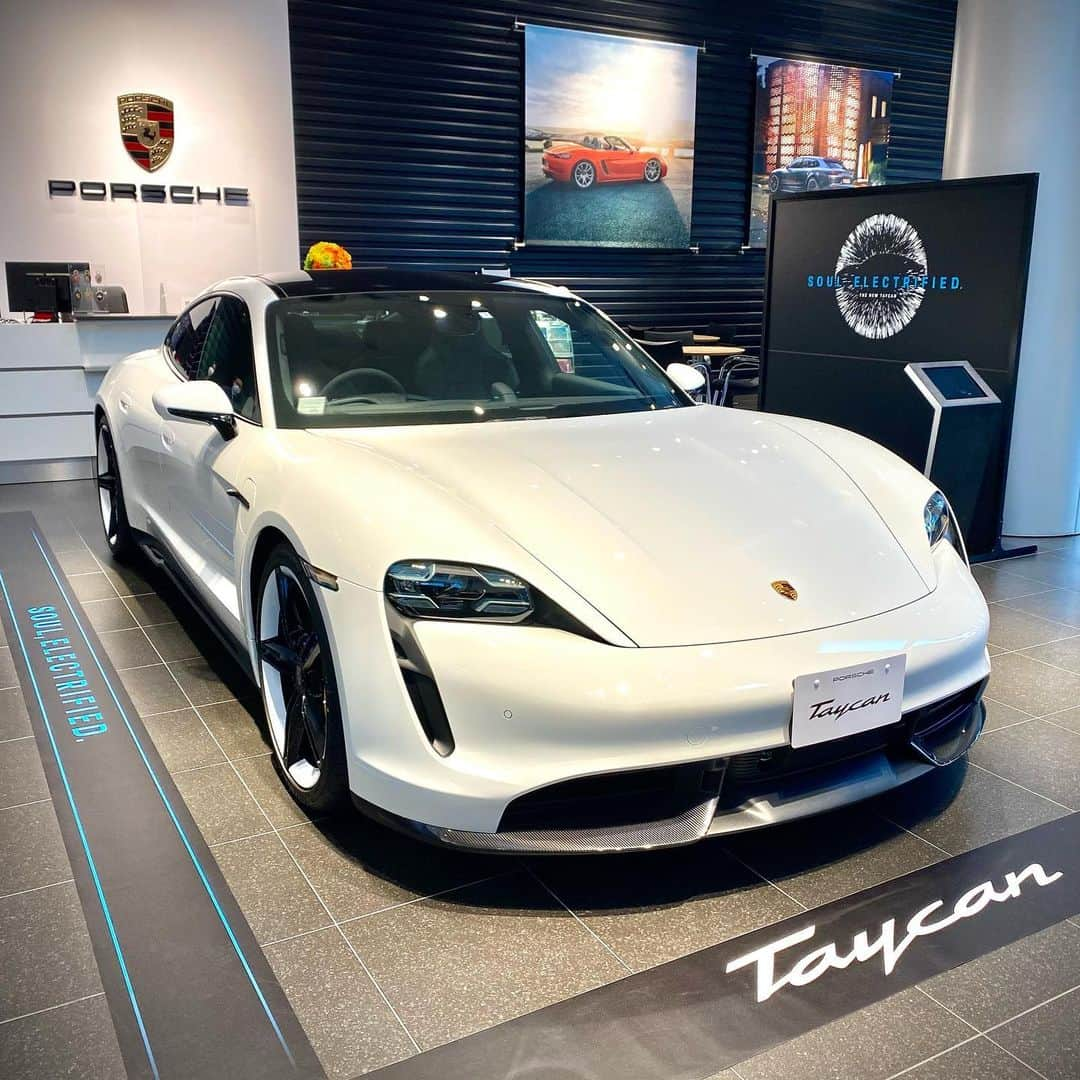 Porsche Japanさんのインスタグラム写真 - (Porsche JapanInstagram)「「The new Taycan Debut Weekend」  全国の販売店で開催中、ご試乗も可能です。 是非、この機会にポルシェの未来をご自身の目でお確かめ下さい。  #ポルシェ  #タイカン #porsche  #taycan   #ゲンチアンブルー  #キャララホワイト  #フローズンベリー   ※一部販売店を除きます。詳しくはお近くのポルシェ正規販売店までお問い合わせ下さい。」1月23日 18時02分 - porsche_japan