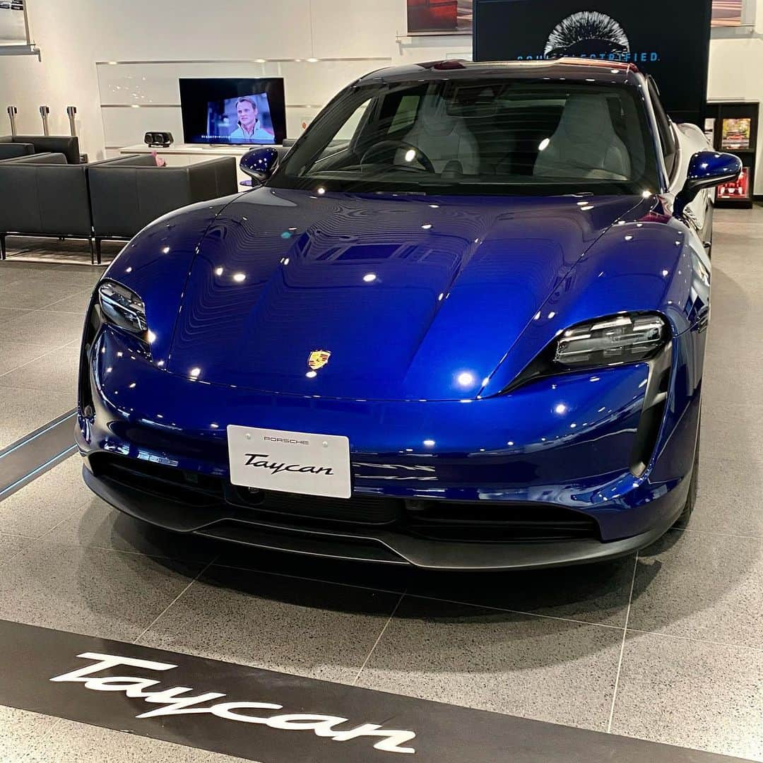 Porsche Japanさんのインスタグラム写真 - (Porsche JapanInstagram)「「The new Taycan Debut Weekend」  全国の販売店で開催中、ご試乗も可能です。 是非、この機会にポルシェの未来をご自身の目でお確かめ下さい。  #ポルシェ  #タイカン #porsche  #taycan   #ゲンチアンブルー  #キャララホワイト  #フローズンベリー   ※一部販売店を除きます。詳しくはお近くのポルシェ正規販売店までお問い合わせ下さい。」1月23日 18時02分 - porsche_japan