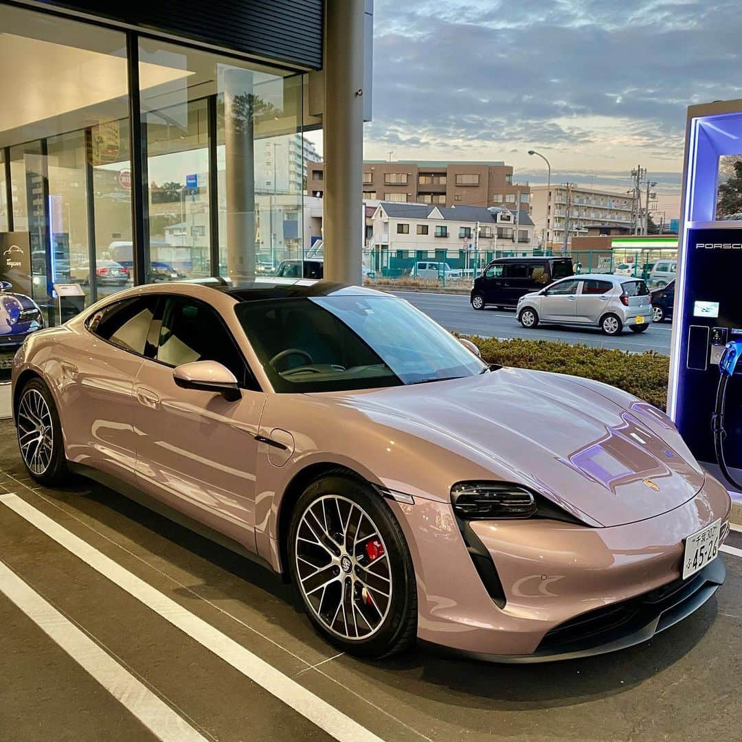 Porsche Japanさんのインスタグラム写真 - (Porsche JapanInstagram)「「The new Taycan Debut Weekend」  全国の販売店で開催中、ご試乗も可能です。 是非、この機会にポルシェの未来をご自身の目でお確かめ下さい。  #ポルシェ  #タイカン #porsche  #taycan   #ゲンチアンブルー  #キャララホワイト  #フローズンベリー   ※一部販売店を除きます。詳しくはお近くのポルシェ正規販売店までお問い合わせ下さい。」1月23日 18時02分 - porsche_japan