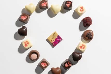 Vogue Taiwan Officialさんのインスタグラム写真 - (Vogue Taiwan OfficialInstagram)「#VogueFood 下個月即將迎來西洋情人節，GODIVA推出一系列限定巧克力系列，以最直接的愛心作為禮盒的設計，大量的紅粉色系象徵愛情的甜蜜浪漫。  品項上也由巧克力大師Jean Apostolou設計印上雙愛心的精緻造型，有「巧克力醬黑巧克力」、「焦糖布丁風味牛奶巧克力」、「草莓奶油風味白巧克力」等3種口味，都值得與另一半一起分享。  🔗完整介紹+更多情人節甜點推薦請點 @voguetaiwan 首頁連結  #情人節 #巧克力 #valentinesday #chocolate @godivaasia   🖋#wendych」1月23日 18時14分 - voguetaiwan