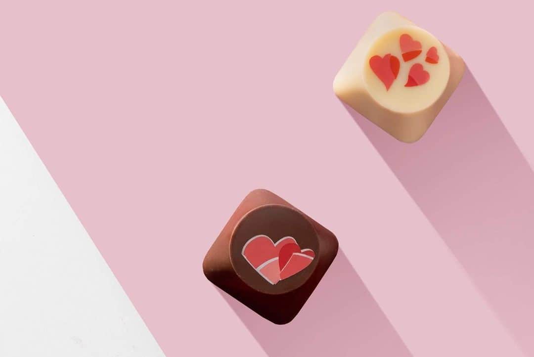 Vogue Taiwan Officialさんのインスタグラム写真 - (Vogue Taiwan OfficialInstagram)「#VogueFood 下個月即將迎來西洋情人節，GODIVA推出一系列限定巧克力系列，以最直接的愛心作為禮盒的設計，大量的紅粉色系象徵愛情的甜蜜浪漫。  品項上也由巧克力大師Jean Apostolou設計印上雙愛心的精緻造型，有「巧克力醬黑巧克力」、「焦糖布丁風味牛奶巧克力」、「草莓奶油風味白巧克力」等3種口味，都值得與另一半一起分享。  🔗完整介紹+更多情人節甜點推薦請點 @voguetaiwan 首頁連結  #情人節 #巧克力 #valentinesday #chocolate @godivaasia   🖋#wendych」1月23日 18時14分 - voguetaiwan