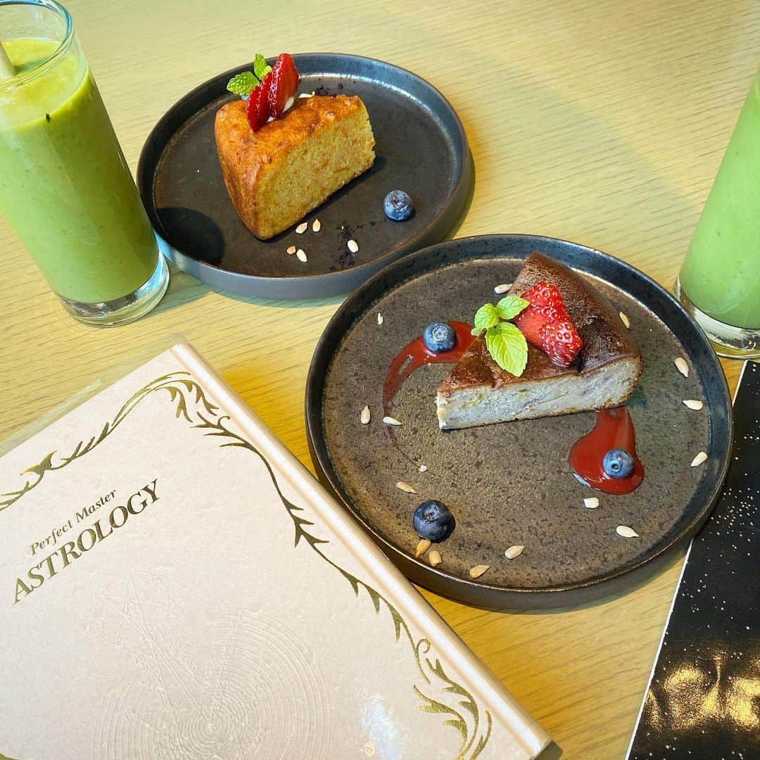 相馬絵美のインスタグラム：「ホロスコープ鑑定💫  パッと見穏やかで優しそうなのに、ネイタルチャートで見ると情熱や芯の強さが見えるからヒアリングしてみると、実は深い部分でそうだったり🔥  そこまでまだ詳しく知らない人でも、パッとホロスコープを見てみるとその人のディープな一面や、今世の新しい世界を切り開くために必要な視点なんかもわかったり。  少しでも何かの後押しや気付きのきっかけになれたらいいなぁ、という気持ちでお伝えしています。  生年月日、出生地、出生時間がわかれば1セッション3000円でみまーす🌟  @cosmekitchen_adaptation のveganベイクドチーズケーキとグリーンスムージー美味しかった！  #ホロスコープ鑑定 #ネイタルチャート #占星術 #星と遊ぶ #astrology」