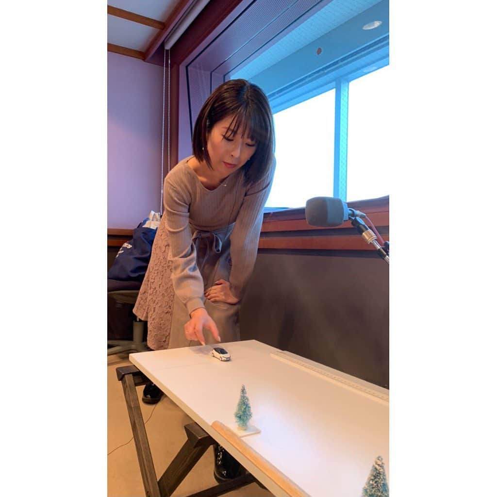 小尾渚沙さんのインスタグラム写真 - (小尾渚沙Instagram)「今日も『おびハピ！』にお付き合い頂きありがとうございました✨ . 毎年恒例FM NACK5の人気企画「ウィンターアロハグランプリ～ギリギリNO.1レース～」🚗 . 専用のレース板でプルバックカーを走らせ、ゴールエンドラインの最も近くに止められた番組パーソナリティーを予想してもらうレースゲームです💪🏼 . 今日はプレレースでしたが、難しいですね〜😂😂😂 ゴールエンドラインを過ぎてしまいました😂😂😂 . 来週からは本番❣️ 第１レース・総合優勝予想応募は今日までです🏁✨ ステキなプレゼントが当たるチャンスなのでぜひ投票してみて下さいね😆 . . #NACK5 #おびハピ795 #radiko #radio #生放送 #ラジオ  #ラジオパーソナリティ #ラジオパーソナリティー  #ラジオ好き #ラジオのある暮らし  #ラジオ好きな人と繋がりたい #ラジオ番組  #尺八 #おび尺 #ロツレチハ #ご自愛ください #ウィンターアロハ #ギリギリno1レース #車 #レース  #フリーアナウンサー #小尾渚沙」1月23日 18時06分 - obi_nagisa