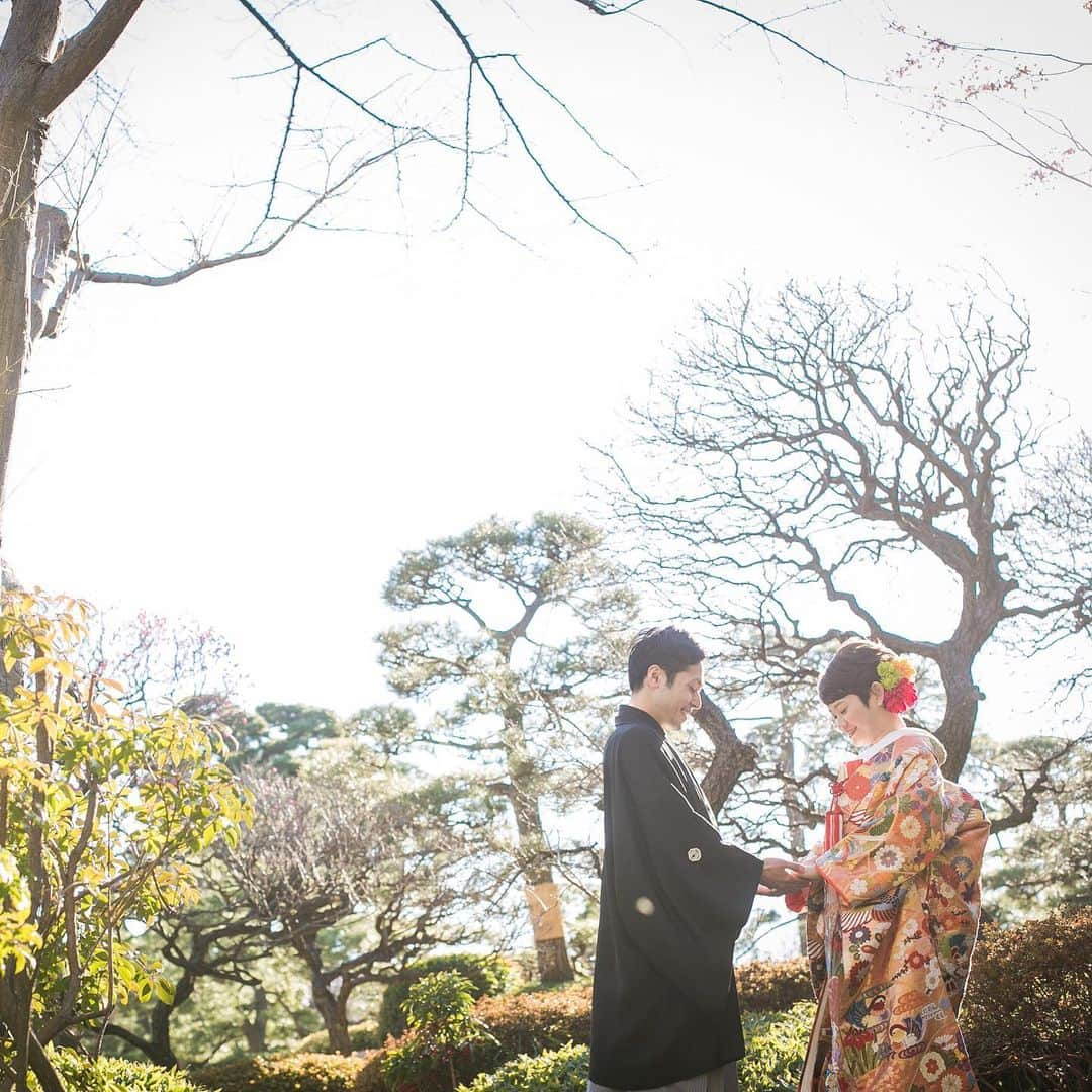 八芳園さんのインスタグラム写真 - (八芳園Instagram)「ご婚礼料理をゲストのご自宅へ リビングから結婚式に参加できる あたらしい繋がりかた💐 . LIVING ROOM WEDDING . たとえば、海外や遠方にお住まいのご親族。 外出されるのが難しいおじいさま、おばあさま。 . 出産をお控えのご姉妹や、 新生児がいらっしゃるご友人。 . はたまた、大切な愛犬も—— . 離れていても、大切な門出の時をともに過ごしたい。 そんな、おふたりにとってかけがえのない方々に。 . 会場とオンラインでつないだご自宅のリビングで 会場との一体感を感じながらともに婚礼コース料理を囲み、 お過ごしいただく第三の参加スタイルをお楽しみいただけます。 . さまざまなライフスタイルが存在する今にあわせた 八芳園がご提案する、 新しい結婚式のかたちです。  . ■LIVING ROOM WEDDING https://www.happo-en.com/livingroom_wedding/ . . @happoen_wedding . .  #八芳園 #日本庭園 #結婚式場 . #オンライン結婚式 #リモート結婚式  #結婚式コロナ対策 #コロナ対策 . #八芳園花嫁 #大人婚 #式場探し #東京花嫁 #関東花嫁#2021春婚#2021夏婚 #結婚式延期  #プレ花嫁さんと繋がりたい #はち花 #和装結婚式 #2021bride #2021wedding . #japanesegarden #forbestravelguide #japan_of_insta #bestphoto_japan #instravel #team_jp_ #japantravel #jp_mood #jp_views #ig_japan #japan_of_insta」1月23日 18時07分 - happoen