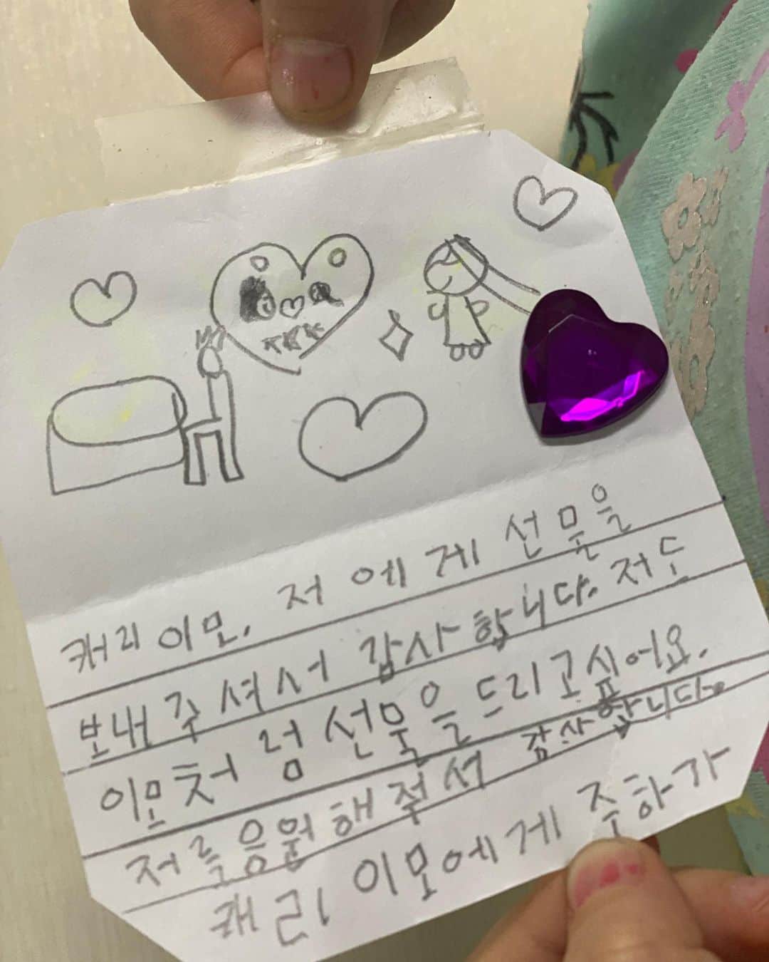 のインスタグラム：「- “엄마 캐리이모는 참 친절한 사람인거같아요~” 유치원 숙제를 하다가 뜬금없이 따뜻한 말 주하 아이가 뭘 느끼고 배웠는지가 너무 궁금했어요. “주하야 표현하고 마음 전하는게 쉬운게 아냐. 이모가 주하를 많이 아끼고 생각하는거야~” 주하, 눈을 꿈벅꿈벅하더니, 갑자기 서재로 달려가면서 “나도 마음 전하고 싶어요~”  @katie_leeeee 아, 빨리 못줄거같아서 일단 이렇게 봐~  저처럼 예비초 엄마들에게 도움이 될 것같아 신학기 용품들 상세컷 영상으로 찍어봤어요.(아주 어설프지만) 소리 켜고 보세요~ ㅎㅎ 비닐소리가 asmr🤣 저는 이 소리가 참. . .  좋네요? ㅋ」