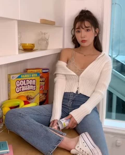 Chuuのインスタグラム：「예쁜 신상 한가득 준비중인 츄는 지금 🔥so hot🔥 곧 만나요!!🔜 #chuu #chuuseoul  #lovely_daily_look_chuu」