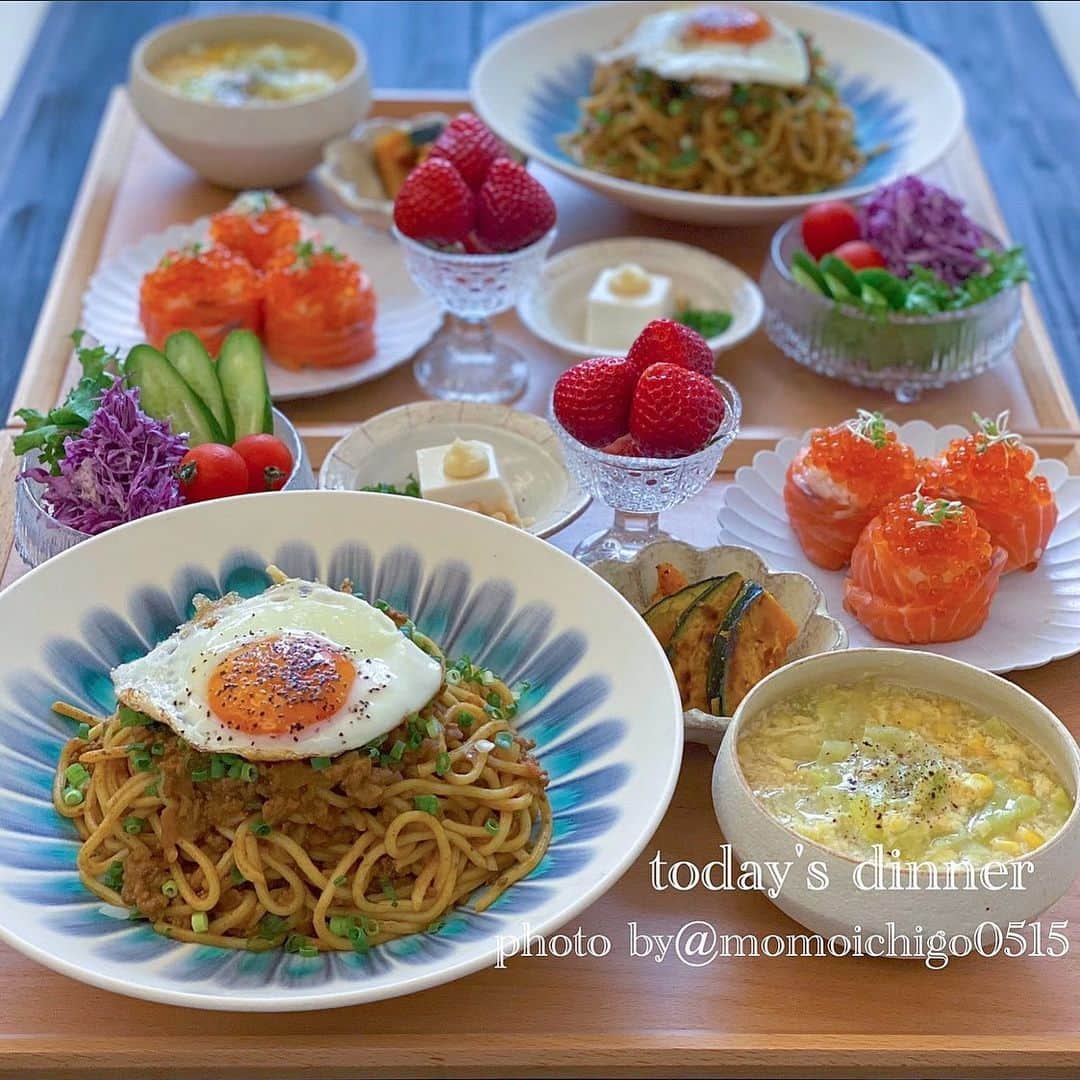 YASUKO TAKESUEのインスタグラム：「. 昨日の残り物のキーマカレーでリメイクご飯😊 . 中華そばと和えました💕 . . 🌟キーマカレーそば 🌟サーモン軍艦 🌟紫キャベツのコールスロー. 🌟冷奴 🌟かぼちゃのシュガーバター. 🌟キャベツとコーンのとろみスープ 🌟いちご . . .  #晩ご飯#晩ごはん#夜ごはん#夕食#おうちごはん#おうちごはんlover#おうちご飯記録#うちごはん#食卓#手料理#手作りご飯#料理写真#器好き#器#器集め#献立#家庭料理#古谷浩一#岩崎龍二#followｍe #foodstagram #foodphotography #foodpic #instagood」